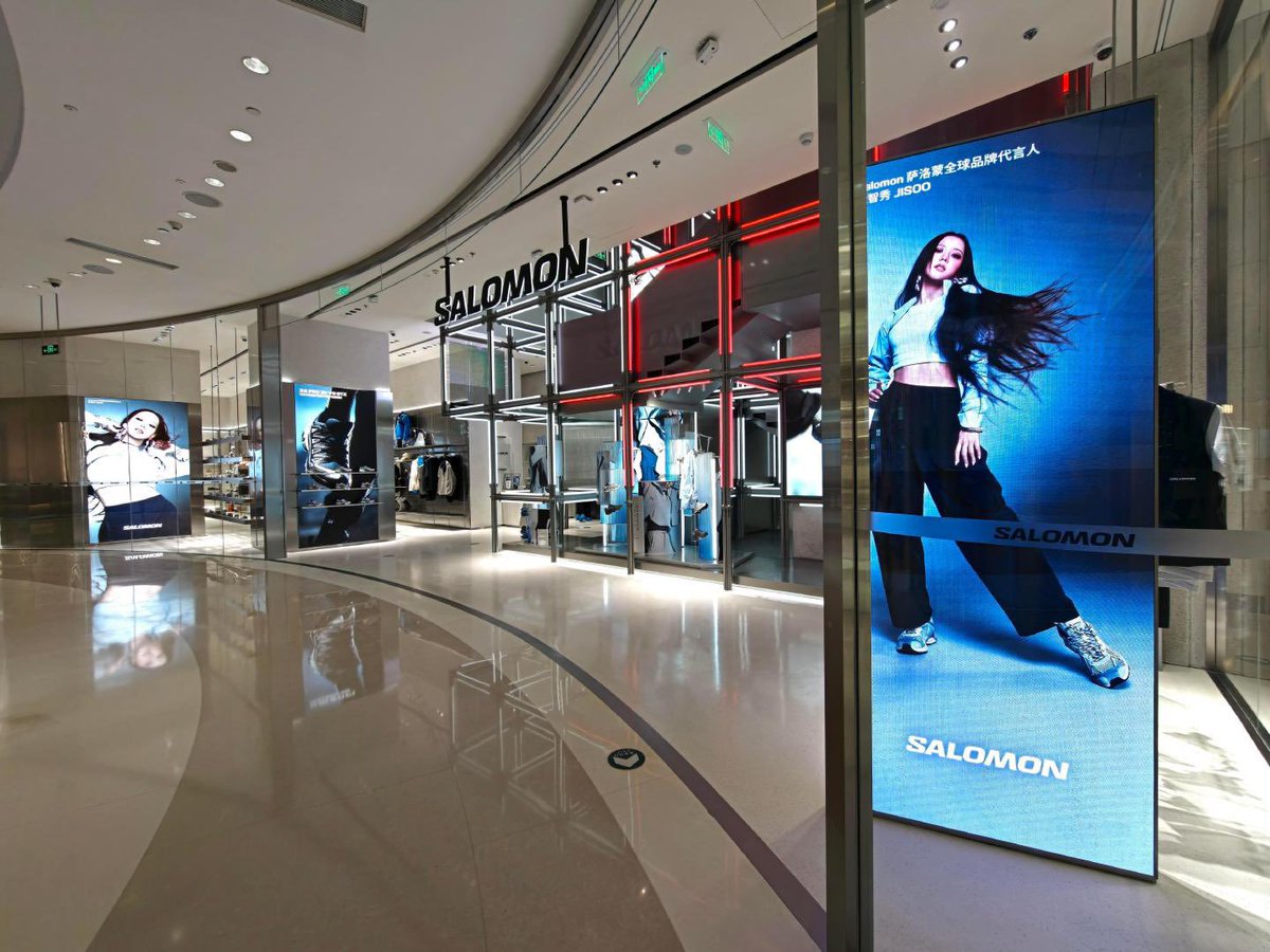 ForeverKimJisoo's tweet photo. JISOO's newest Salomon campaign is now up at the Beijing International Trade Flagship Store. https://t.co/YQ3j42ecjH
