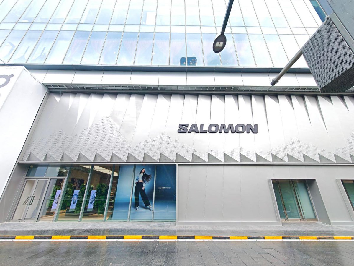 ForeverKimJisoo's tweet photo. JISOO's newest Salomon campaign is now up at the Beijing International Trade Flagship Store. https://t.co/YQ3j42ecjH
