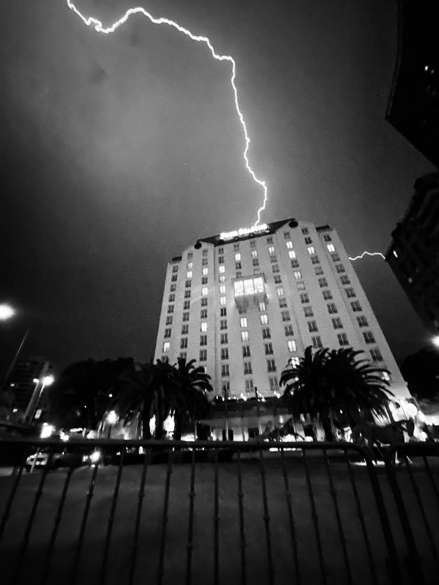 MONORRG's tweet photo. Tranquila la noche por Buenos Aires. https://t.co/dWLx4qaKO3