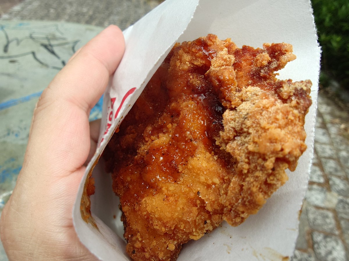 bike_gohan's tweet photo. 名古屋のドムドムに来た！
かにバーガー名古屋味噌味と手羽先風クリスピーチキンを食べる！
グッズ、全種類。スガキン持ってるけど、もう一個だけ購入。
店先の缶バッジでシークレットを当てる😉
#ドムドム　#名古屋 https://t.co/rHnHvXwlWR