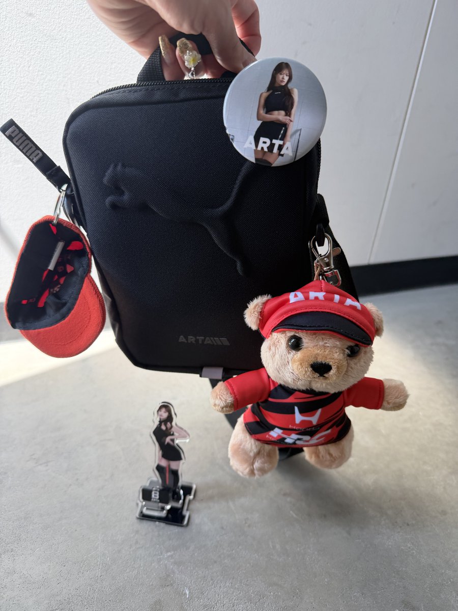 loveanyu_twitt's tweet photo. ARTAのNEWグッズたち🆕👜🐻❤️‍🔥
早速��用中！
ARTAブースにて、新アクスタも販売中だよ〜🧡

グッズを身に纏い #ARTACREW を付けて投稿すると
レーシングスーツが当たるかも😳❤︎

#ARTA #ARTAMUGEN #ARTAGALS https://t.co/9RYtHgyYjU