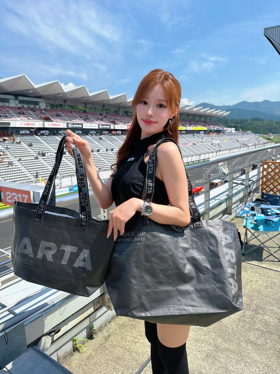 loveanyu_twitt's tweet photo. ARTAのNEWグッズたち🆕👜🐻❤️‍🔥
早速��用中！
ARTAブースにて、新アクスタも販売中だよ〜🧡

グッズを身に纏い #ARTACREW を付けて投稿すると
レーシングスーツが当たるかも😳❤︎

#ARTA #ARTAMUGEN #ARTAGALS https://t.co/9RYtHgyYjU