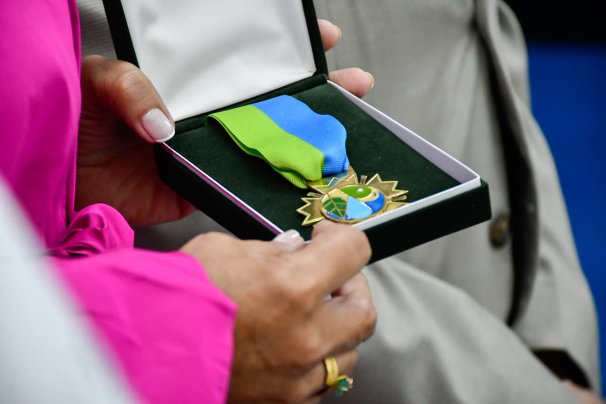 Inenciblescol's tweet photo. Cortolima condecoró al rector de la UT, Omar Mejía, con la Medalla al Mérito Ambiental https://t.co/WmFtweCvKP