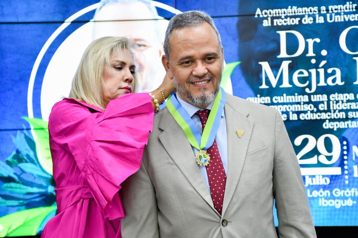 Inenciblescol's tweet photo. Cortolima condecoró al rector de la UT, Omar Mejía, con la Medalla al Mérito Ambiental https://t.co/WmFtweCvKP