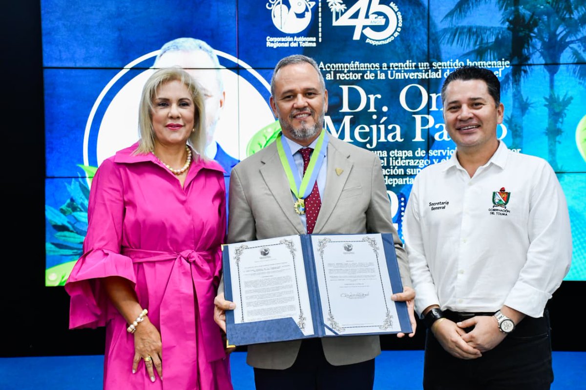 Inenciblescol's tweet photo. Cortolima condecoró al rector de la UT, Omar Mejía, con la Medalla al Mérito Ambiental https://t.co/WmFtweCvKP