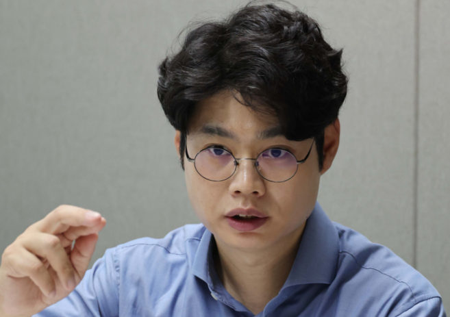 kimyun73's tweet photo. “하락이 하락 불렀다, 이것 풀리면 주가 제자리”…삼전닉스 반토막의 진짜 원인 

윤제민 인테그랄투자자문 대표
단일 레버리지 ‘숏감마’ 연쇄반응이
시장하락 부추겨…반도체 문제없다
코스닥 침체로 공모주 직격탄
공모가 조정 거치며 기회 올 것

인테그랄투자자문은 설립 5년 차를 맞이한 공모주 전문 투자자문사다. 시장의 변동성에 크게 흔들리지 않고 연간 6~8% 수준의 안정적인 수익률 달성을 목표로 하는 IPO·포스트 IPO(상장 후 투자) 전략을 쓴다. 2021년 말 운용 개시 후 2025년 말까지의 일임 수익률은 약 47%를 기록, 같은 기간 코스피 수익률(41%) 대비 우수한 성과를 거두기도 했다.

지금 시장은 ETF 수급 꼬임이 만든 ‘착시’
윤제민 대표는 최근 코스피의 가파른 조정을 유발한 핵심 원인으로 단일 종목 레버리지 상장지수펀드(ETF)에서 파생된 수급 꼬임을 지목했다.

“삼성전자나 SK하이닉스 등 단일 기초자산을 바탕으로 한 레버리지 ETF 구조 특성상, 주가가 상승할 때는 현물을 매수해야 하지만 주가가 떨어질 때는 그만큼 현물을 매도해야 하는 ‘숏감마(기초자산 변동 시 헤지 물량이 늘어나는 구조)’ 형태를 띱니다. 정상적인 시장이라면 고점 대비 20~30% 조정받으면서 받을 때 차익실현이 차분히 이뤄질 것으로 기대했으나, 레버리지 ETF의 숏감마 구조가 증폭시킨 변동성으로 반대매매와 강제 청산 물량이 한꺼번에 몰리며 한 달 만에 주가가 50%씩 급락하는 ‘하락이 하락을 부르는’ 연쇄 반응이 일어났습니다.”

윤 대표는 연중반까지의 외국인 매도가 기계적 리밸런싱(자산 배분 재조정) 성격이었다면, 최근의 매도는 해외 헤지펀드들의 마진콜(증거금 부족에 따른 추가 납부 요구)에 따른 강제 청산 물량이 주를 이루고 있다고 분석했다. 그는 “심리가 극도로 위축된 상황에서 한 달 만에 고점 대비 50% 가까이 빠지다 보니 시장 스스로 동력을 찾기 힘든 상황”이라고 진단했다.

그러나 윤 대표는 현재의 폭락이 기업들의 기초체력 훼손 때문은 아니라고 강조했다.

“글로벌 빅테크의 AI 설비투자(CAPEX) 스케줄은 지연되거나 꺾이지 않았습니다. 시장 일각에서는 중국 창신메모리테크놀로지(CXMT) 등의 증설로 인한 공급과잉 우려를 제기하지만, 신규 팹(반도체 생산공장) 건설과 장비 투입, 수율 확보를 감안할 때 의미 있는 메모리 공급 증가가 일어나는 시점은 2027년 말이나 2028년 이후입니다. CXMT의 기술력은 범용 D램이나 2세대 고대역폭메모리(HBM2) 수준에 머물러 있어 글로벌 데이터센터에 들어가는 고성능 HBM 시장에는 진입하기 어렵습니다. AI 패권 경쟁 속에서 미국 등 동맹국이 중국산 메모리를 채택할 가능성도 희박합니다.”

그는 시장 안정을 위한 정책적 마중물의 필요성도 강조했다. “연기금이나 증시안정펀드(증안기금) 등을 투입해 과매도 국면을 진정시키는 시그널만 보여줘도 심리 불안은 빠르게 해소될 수 있습니다. 메모리 반도체 공급 병목과 견조한 수요가 유지되고 있는 만큼, 수급 꼬임만 풀린다면 코스피는 다시 제자리를 찾아갈 것입니다.”

공모주의 90%가 코스닥
공모주 시장 역시 코스피와 코스닥의 급락 여파를 피하지 못했다. 윤 대표는 공모주 시장의 악화가 코스닥 지수 하락과 직접적으로 연계되어 있다고 설명했다.

“공모주 상장 종목의 약 90%는 코스닥으로 들어옵니다. 하지만 지난 5월 하순부터 코스닥이 급격히 꺾이며 700이 깨지고 650선까지 주저앉았습니다. 투자자들이 코스닥 주식을 매도해 단일 종목 레버리지 상품 등으로 이동한 여파도 크다고 봅니다. 불과 3개월 만에 개별 종목 주가가 70~80%씩 급락하는 등 기형적인 하락세가 나타났습니다.”

이러한 코스닥 침체는 신규 상장 종목 잔혹사로 이어졌다. 대표적으로 스트라드비전의 경우 상장 첫날 공모가 대비 8% 이상 하락해 출발한 뒤 하한가를 기록했다. 윤 대표는 “신규 상장 종목의 하한가 폭이 -40%로 확대되는 제도 개편이 이루어진 이후 올해 첫 하한가 사례”라며 “첫 단추가 잘못 끼워지면서 후속 공모주들의 투자 심리까지 연쇄적으로 경색됐다”고 짚었다.

그렇다면 공모주 시장의 반등 시점은 언제쯤일까. 윤 대표는 “코스닥 시장의 안정”을 전제 조건으로 꼽으며, 오는 가을부터 공모가 재조정 과정이 진행될 것으로 전망했다.

“올해 5월까지만 해도 공모가가 다소 비싸게 책정되어도 수익이 나는 구조였습니다. 이 때문에 주관사와 발행사가 공모가를 높게 부르는 경향이 있었지만, 시장 투자 심리가 꺾인 이상 그대로 갈 수는 없습니다. 지난 2024년 가을에도 상장하는 종목마다 공모가를 하회하며 심리가 냉각되자 결국 공모가가 합리적인 수준으로 낮아졌고, 이후 다시 반등의 계기가 마련됐습니다.” 올해 상장 종목 수는 예년(연 70~80개)보다 약간 줄어든 60~70개 수준이 될 것으로 예상된다. 윤 대표는 “9월부터 신규 상장을 위한 수요예측 추진 종목이 늘어나는 만큼, 시장 분위기를 다각도로 살피며 대응해야 한다”고 조언했다.

그는 제도 변화에 따른 IPO 시장의 체질 변화에 대해서도 언급했다. 과거 SK바이오팜이나 LG에너지솔루션처럼 대기업 자회사의 중복 상장이 공모주 시장에는 자금 유입과 시장 활성화를 이끌었으나, 최근 중복 상장 규제가 강화되면서 대어급 종목 상장이 줄어든 점은 아쉬운 대목이다. 그러면서 윤 대표는 시장 상황에 흔들리지 않는 공모주 투자 전략으로 ‘포스트 IPO 전략’을 제안했다.

“공모주는 기업가치 대비 싸게 자금을 조달하는 측면이 있고 성장 스토리와 수급 상승 동력이 살아있는 분야입니다. 상장 직후 보호예수(락업·Lock-up) 물량이 풀리며 발생하는 오버행(잠재적 매도 물량) 이슈만 해소되고 나면, 기업의 본래 가치에 수렴하며 좋은 매수 기회를 제공합니다. 공모가가 합리적으로 조정되고 시장 변동성이 진정된다면 하반기 공모주 시장에서 다시 좋은 투자 기회가 열릴 것입니다.”
