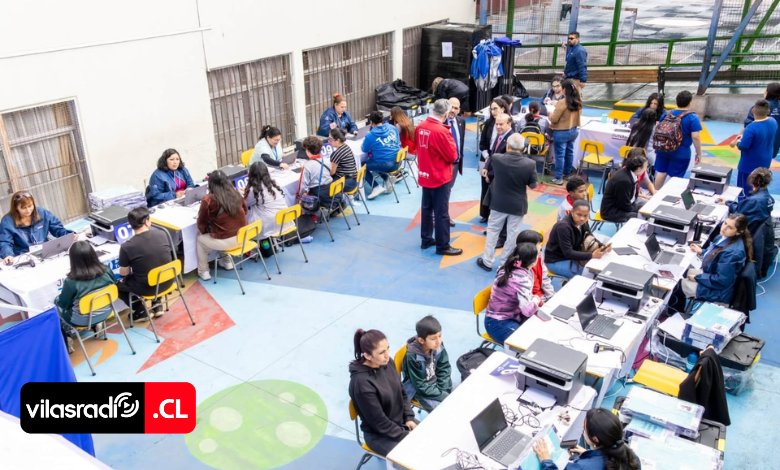 VilasRadio's tweet photo. 💻📚 SLEP IQUIQUE REFUERZA LA EDUCACIÓN PÚBLICA CON LA ENTREGA DE MÁS DE 1.400 NOTEBOOKS A ESTUDIANTES DE SÉPTIMO BÁSICO 🇨🇱🌐

👉 En coordinación con Junaeb Tarapacá, el beneficio de las Becas TIC 2026 llegó a 1.091 alumnos de Iquique y 396 de Alto Hospicio, entregándoles equipos equipados con internet gratuito por un año, software educativo y herramientas de inteligencia artificial.

🔗 Revisa todos los detalles y las reacciones de la comunidad educativa aquí:
👉 https://t.co/6P8V2HeCoA

#Iquique #AltoHospicio #Tarapacá #SLEPIquique #Junaeb #BecasTIC #EducaciónPública #Mineduc #VilasRadio