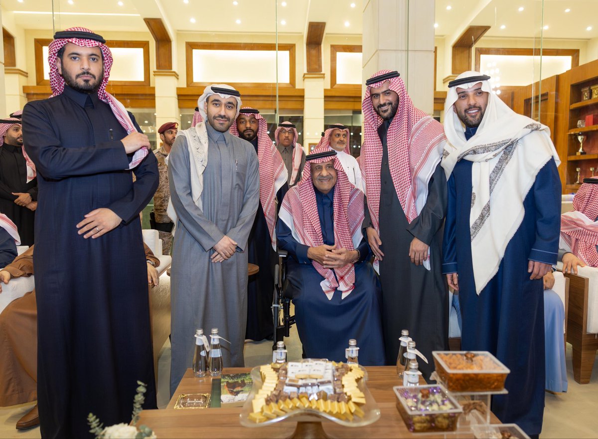 T00779's tweet photo. العمل الي يقوم به المالك فشل كبير مافي اي تعديل على موضوع التعاقدات ولا استبعاد الاعبين 

(جيتك يا عبد المعين تعين، لقيتك يا عبد المعين تنعان)

@azizfalmalik @Nawaf_Albassam_ @Talal_Alshaikh https://t.co/q9zuR39dvU