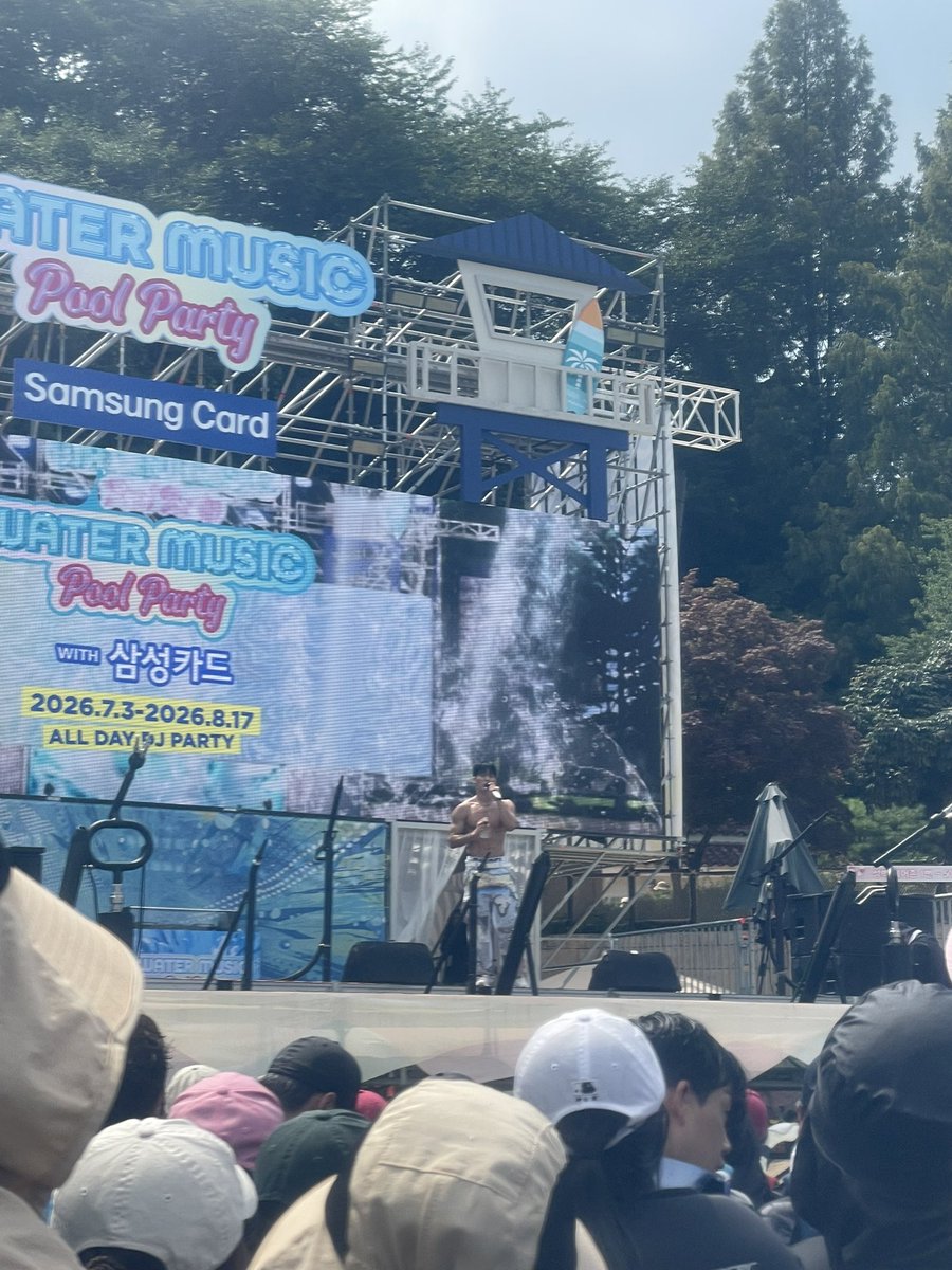 tomotomocchi22's tweet photo. 昨日はカリビアンベイへ
人多かったけどイミニョクのステージも見れたしDJも楽しかったし、義母連れてったら喜んでくれたしよかったーと思ったら最後に旦那が預かった義母のピアスなくすわ、水着忘れるわ（これは見つかったけど） で平和に終わらなかったで https://t.co/R7gAfb4nO9