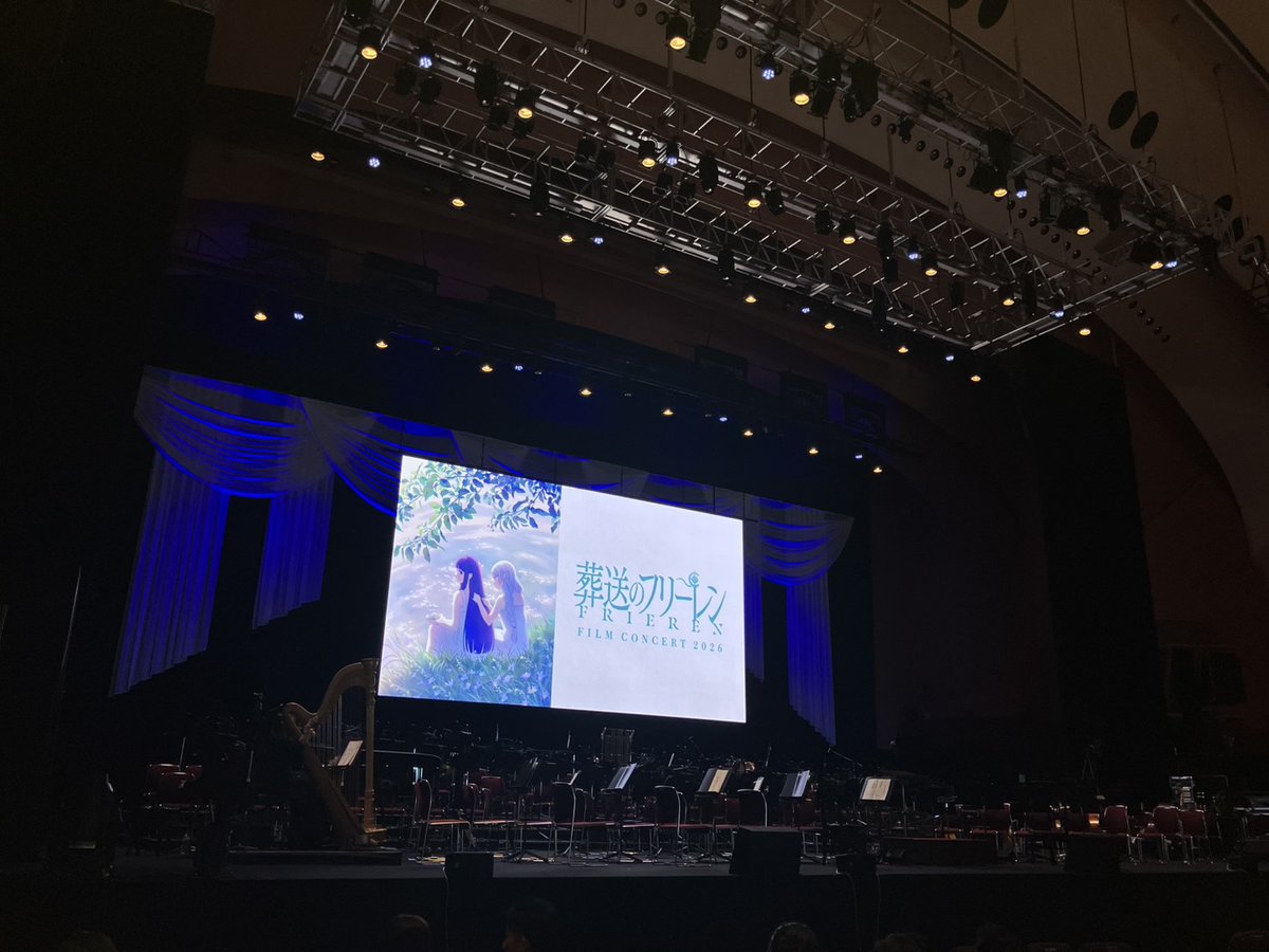 Anime_Frieren's tweet photo. 『葬送のフリーレン』
フィルムコンサート2026🪄

本公演は【開場中に限り】
自席より写真撮影は可能です。
（画面録画・動画撮影不可）
※自席を離れ、ステージ付近や通路で
撮影を行う事はご遠慮ください。

SNS投稿を行う際は、
ハッシュタグ「 #フリーレンコンサート 」をつけて
ぜひご投稿ください💬

#フリーレン #frieren