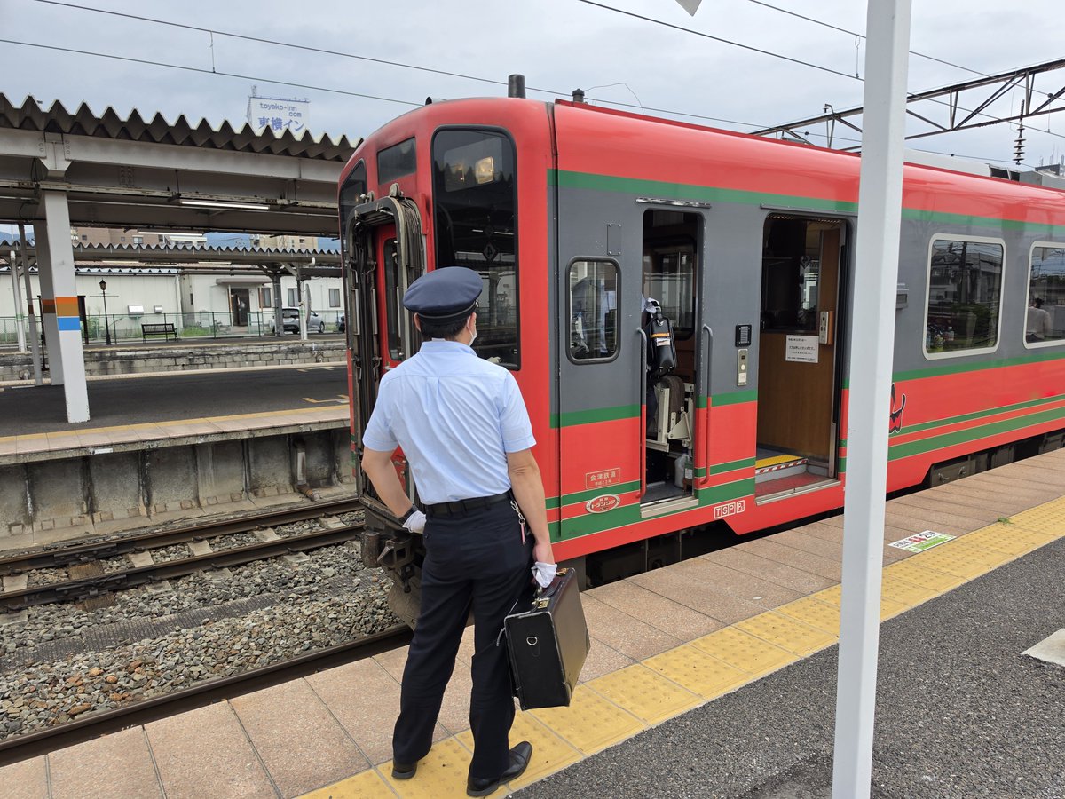乗務員交代。JR東日本の運転士がJR西日本式の運転台に座る貴重なシーン