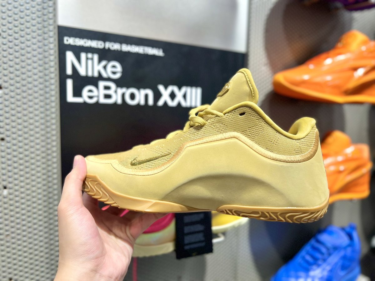 AranetaCity's tweet photo. Y'all thought he was finished? 👑

After another move that shook the basketball world, keep the hype going with LeBron James apparel, gear, and signature sneakers at Nike. 👟🏀💯

#AranetaCity #GatewayMall2 #Nike https://t.co/LVxhkYhAHH