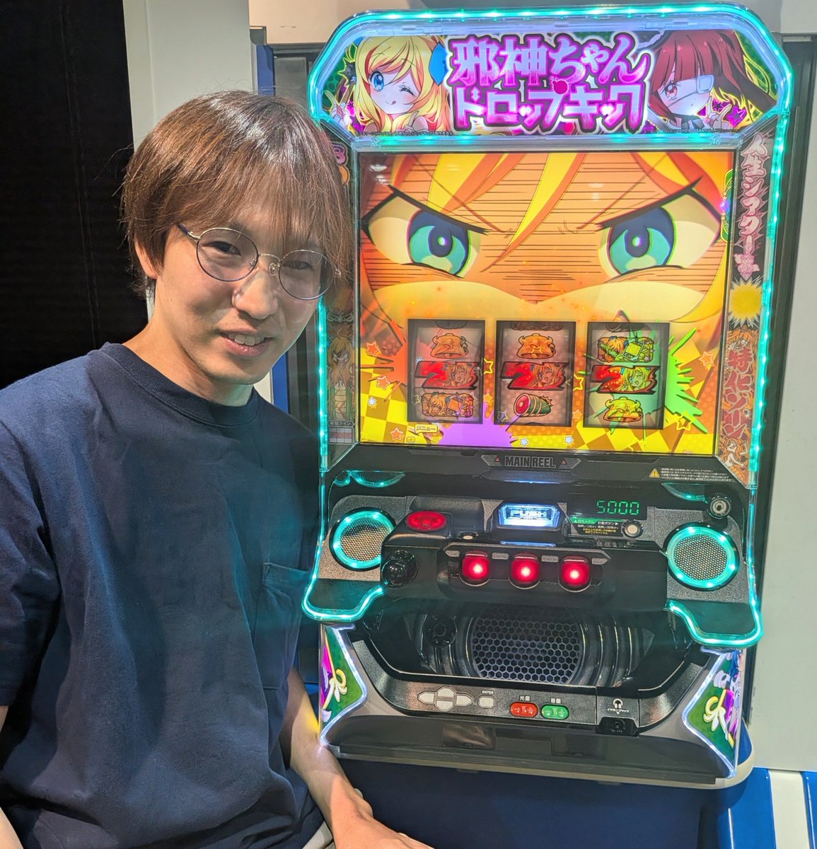 tk_man718's tweet photo. 新台『L邪神ちゃんドロップキック』

小役全てがチャンス役となる、
ちゃんすラインシステムが見どころ。

ご自身もパチスロ大ファンであるユキヲ先生。本機演出のための特別描き下ろしも!?

システムもさることながら…演出面も必見。クスっと笑ってしまう仕掛けが…。

導入間もなく！ 機種情報はパチスロ必勝ガイドにて🫱