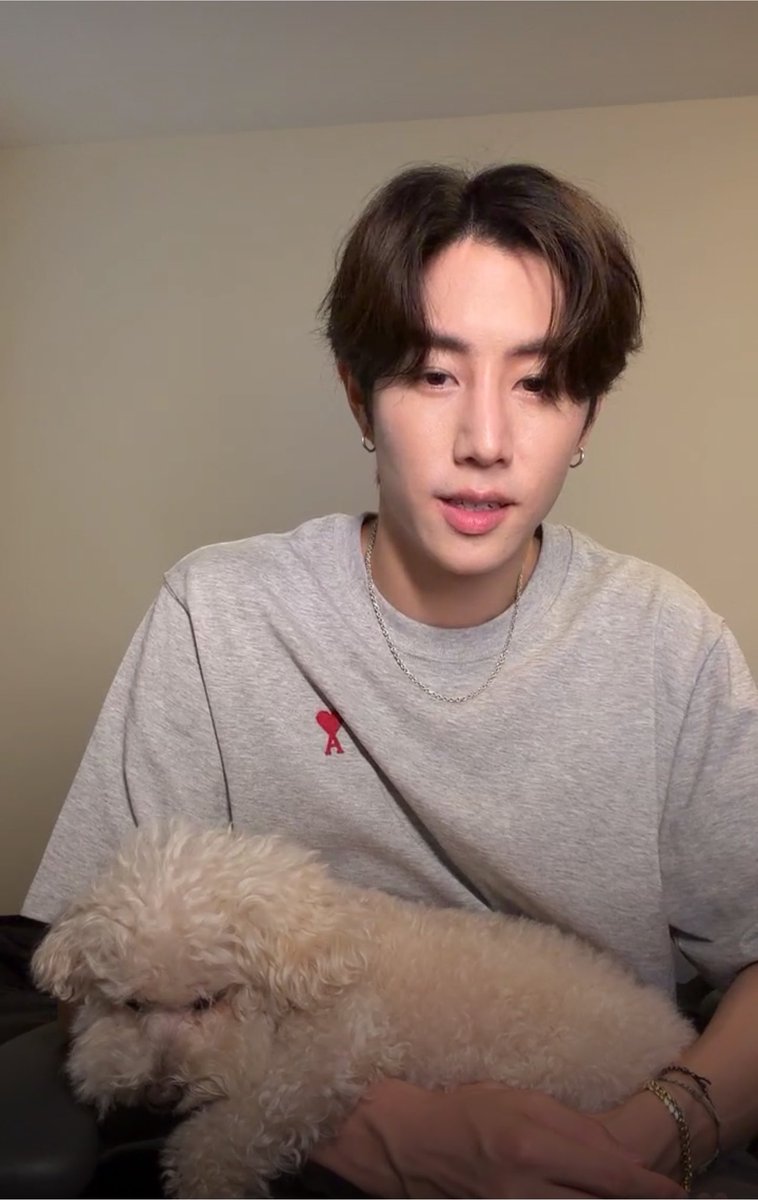 adoholic93's tweet photo. เกือบไม่ทันไลฟ์ หล่อมากกก หน้าตาอวบอิ่ม 🫪💜 #MarkTuan https://t.co/AJOI91I3sU