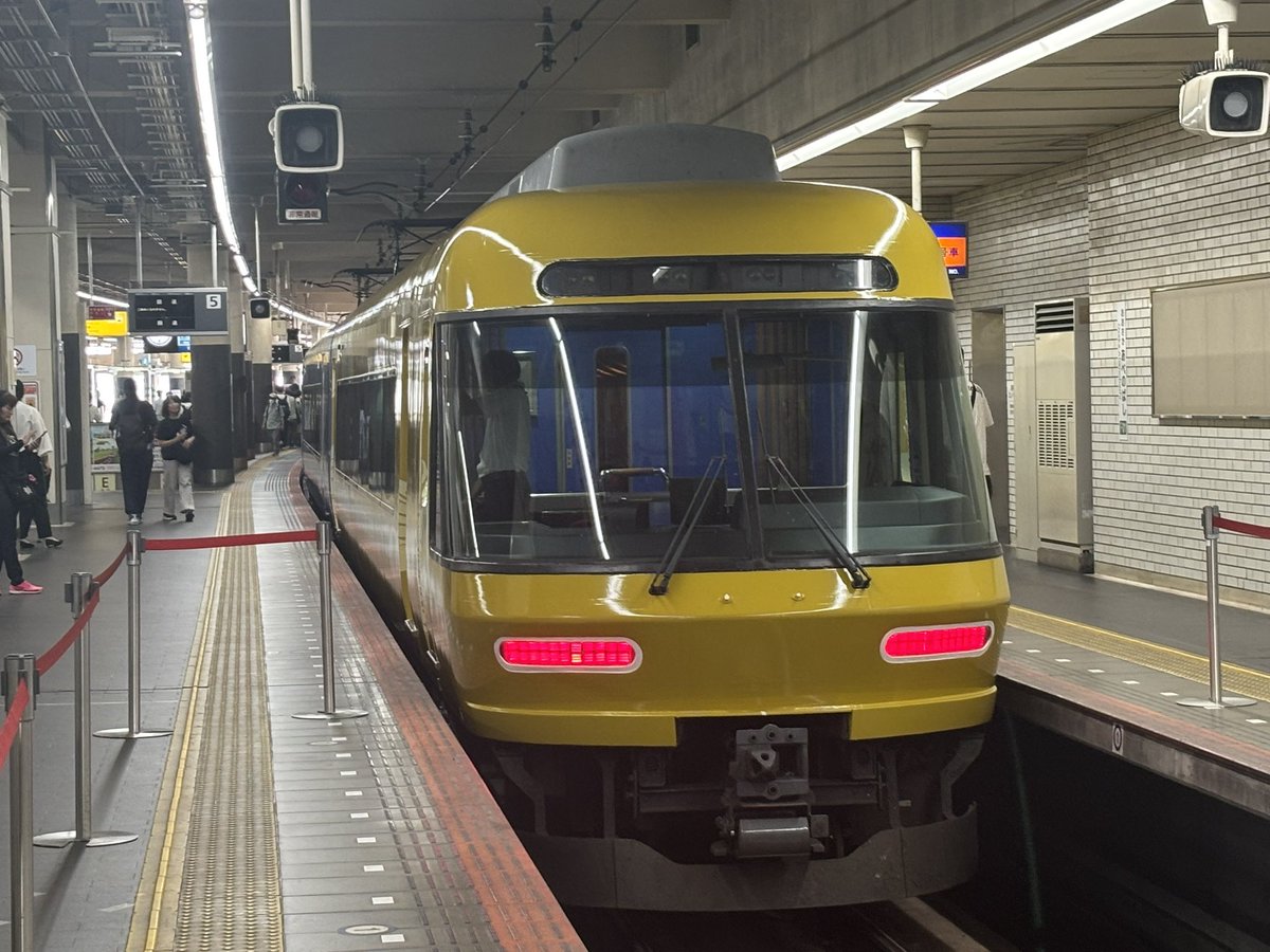HakutakaE71195's tweet photo. 新大阪駅で下車して大阪阿部野橋駅に移動
本日より運行開始の近鉄四神ライナーの出発式に間に合いました
テープカットが行われいよいよ出発です https://t.co/iZ2L5t4hjD