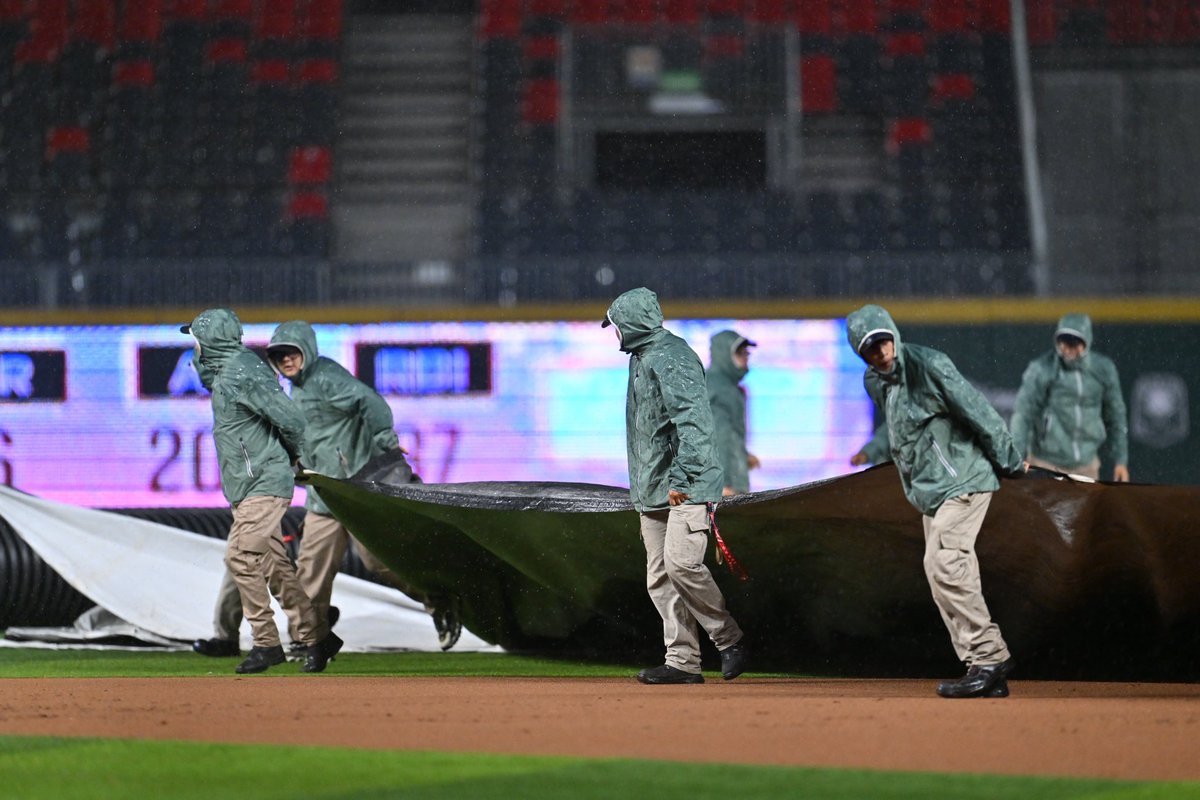 Beisbolpuro's tweet photo. POSPUESTO EN CDMX

Debido a la lluvia, el primer juego de la serie entre los Guerreros de Oaxaca y los Diablos Rojos del México fue suspendido y pospuesto para mañana como parte de una doble cartelera.

El encuentro se reanudará a partir de las 13:00 horas en la parte baja de la primera entrada con la pizarra 5-0 para los Diablos Rojos.

Terminando se llevará a cabo el segundo duelo de la jornada.

#LaCasaDelRey