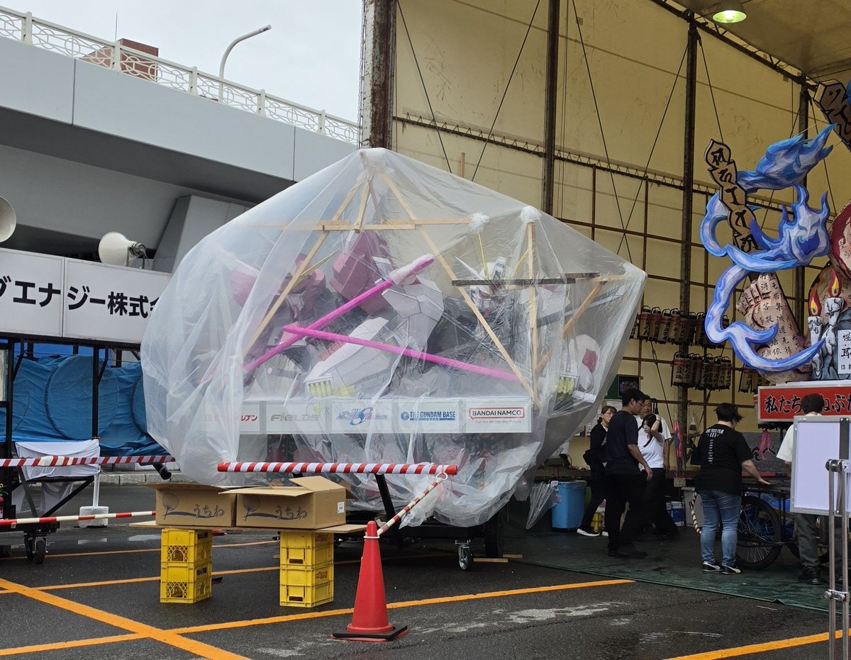 Enchi151's tweet photo. ねぶた祭り前夜祭
ガンダムSEEDねぶた、姿を現しました。
天候が不安定なのでカバーがかかったままです。 https://t.co/ch9C3CnN8g