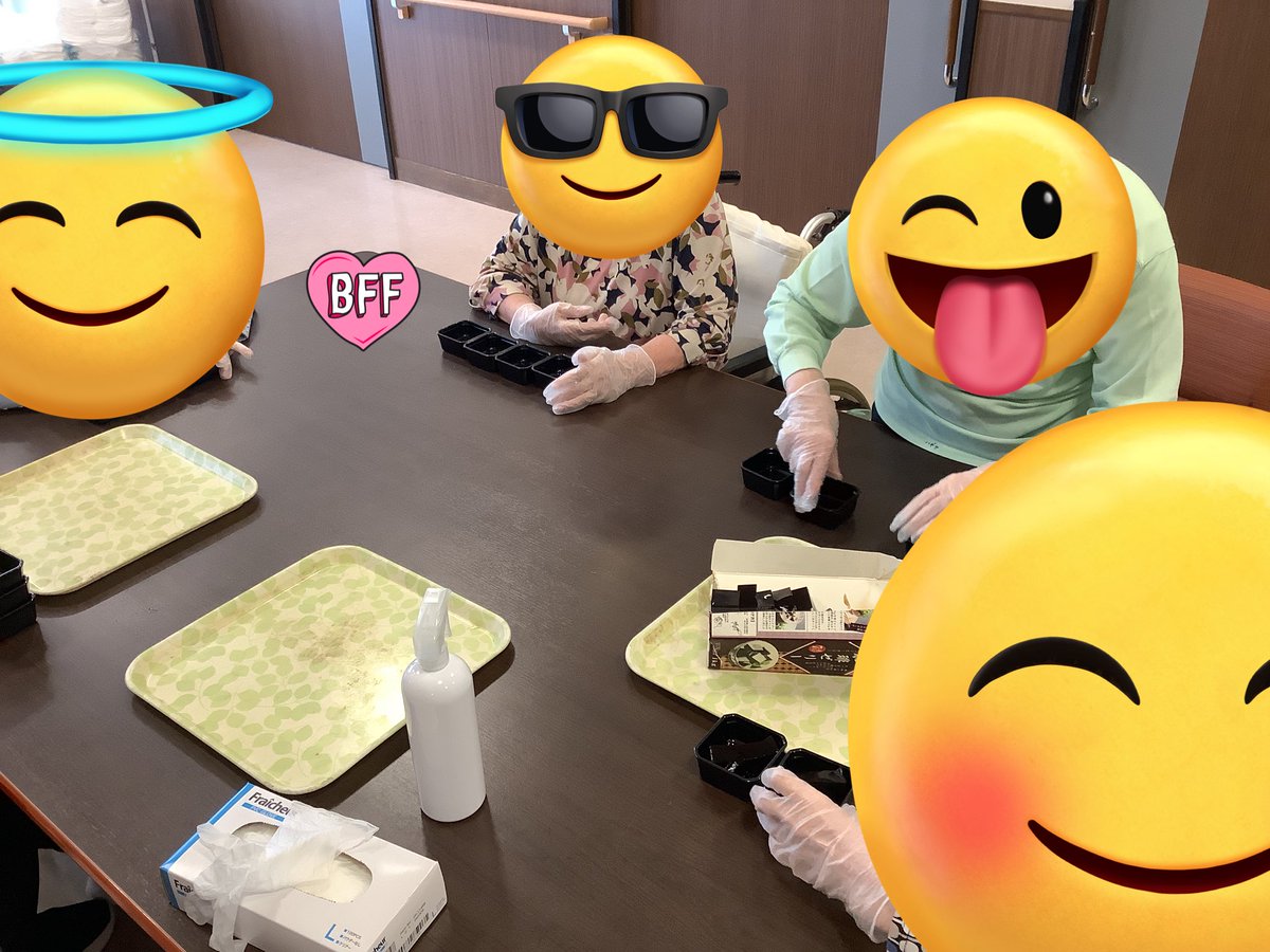yuyukoho's tweet photo. #介護施設　
#誕生日会レク
こんにちはコスモスりんどうです。
本日は7〜9月生まれの方々の誕生日会を行いました。
今日から8月、冷たいアイスを召し上がり暑さ対策はバッチリ！
食後は素敵なマジックショーで大満足？
だったようです(笑) https://t.co/Stq9oMLDnh