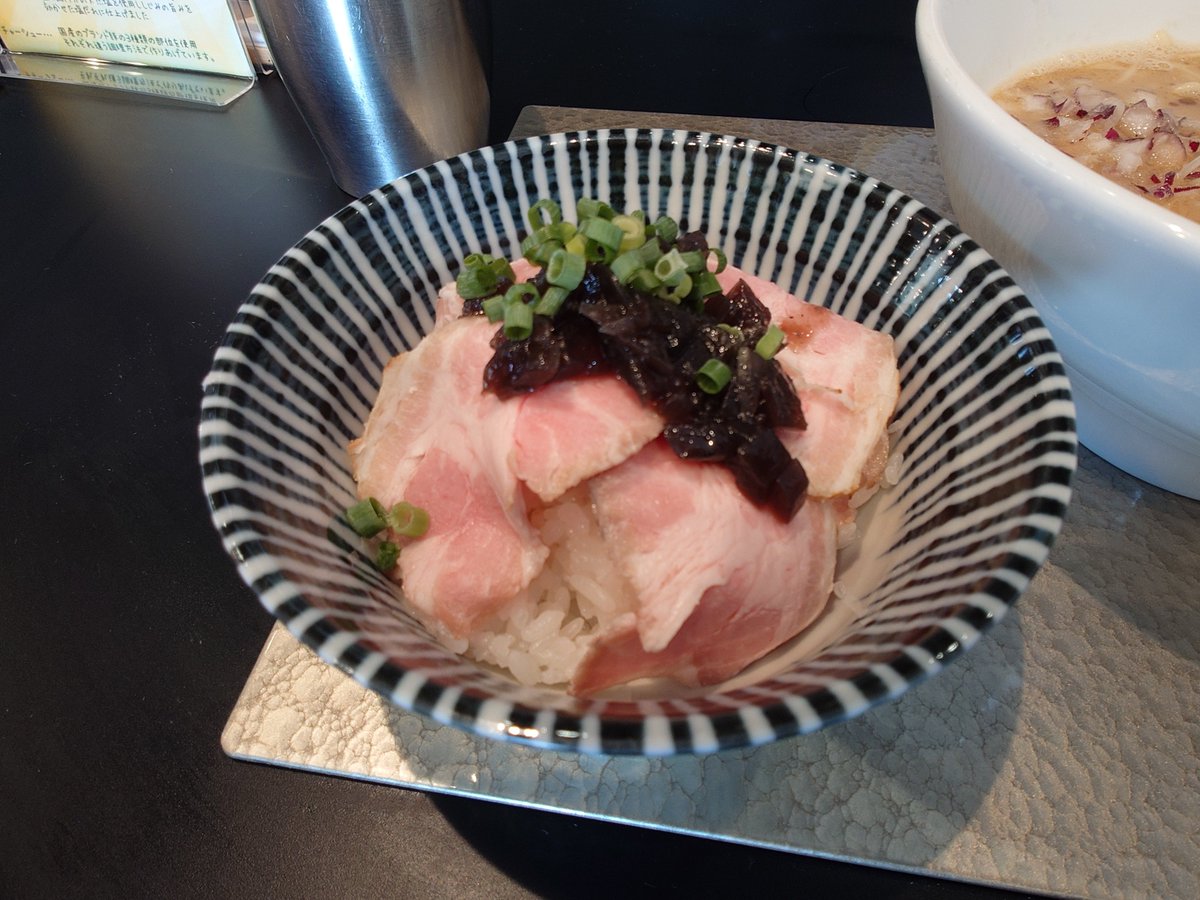 NineStar18's tweet photo. 静岡掛川🍜麺屋さすけ　本店

濃厚中華そば
ローストポーク丼

濃厚スープに薬��とマー油が合わさることでバランスよい旨さに🤤��細麺も◎
さっぱりローストポーク丼との相性も抜群🐖

#麺屋さすけ　#濃厚中華そば https://t.co/MWpMTSb11k