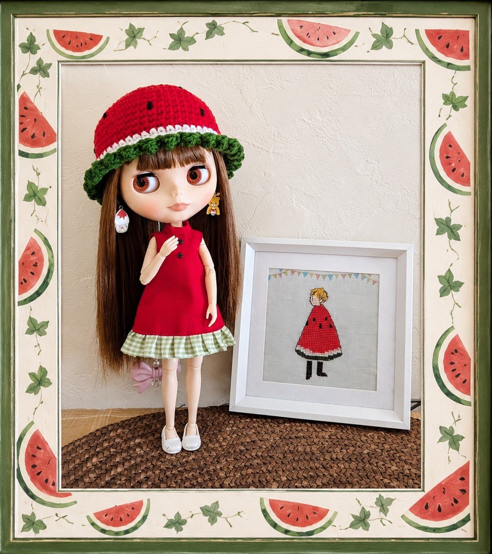 24yappe73's tweet photo. 《8月🍉》
🔆 ̨ ̨ ₍⌯́ʚ⌯̀ ₎💦暑い…暑すぎる…

というわけで今月のブライスさんは

🍉スイカお衣装と
ピアスにかき氷🍧と
くまさん氷削り器🧸
（お持ちの方もいらっしゃるかな🤭）

皆さんお体に気をつけながら
手仕事を楽しまれてください🍀

カットクロス他 : Seria
毛糸他 : DAISO https://t.co/uqs07rddM4