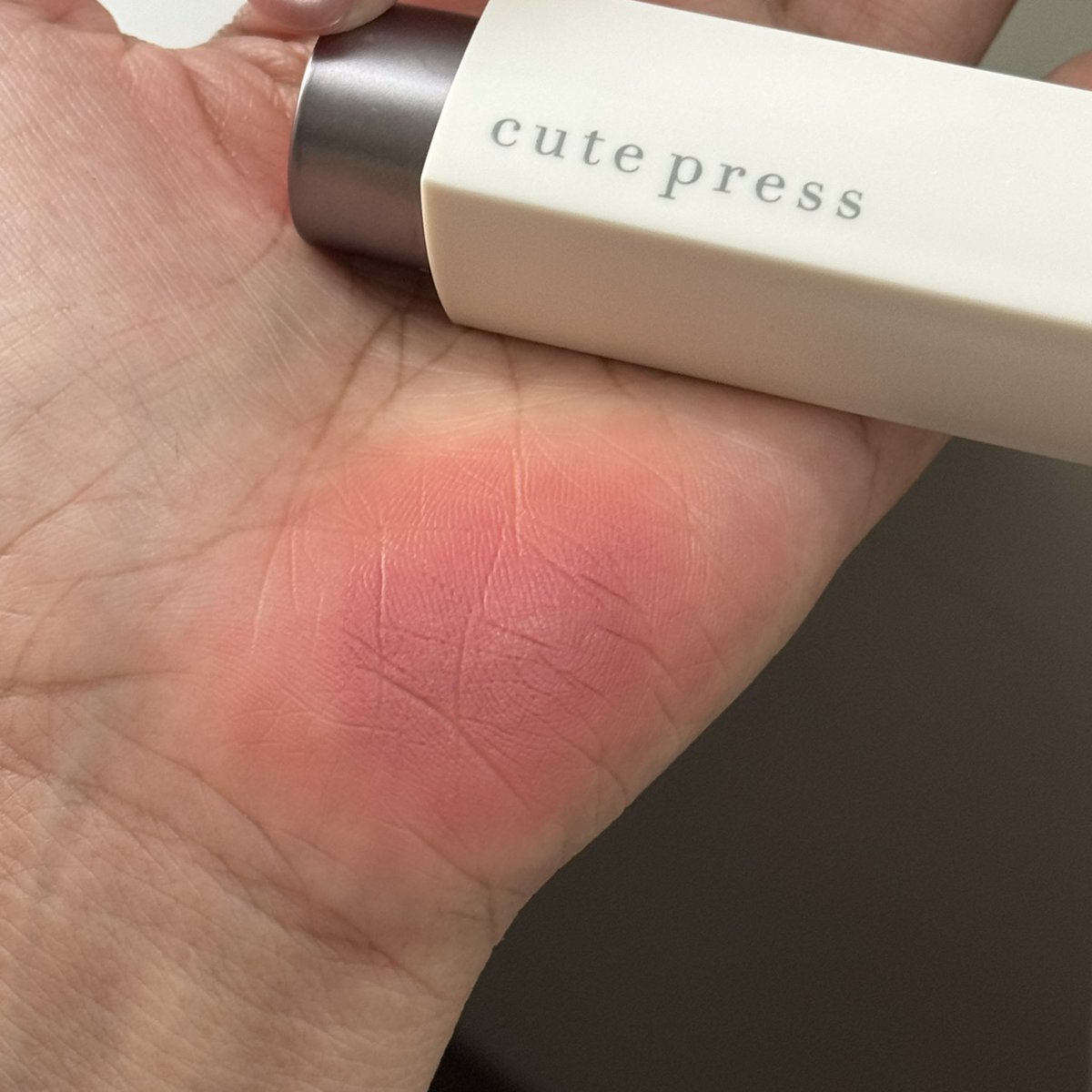 Sawarinni's tweet photo. ให้สี 01 ของ cutepress เลย เนื้อลิปนัวร์สีถูกต้องตามเรฟมากกกก เนื้อลิปคือสมูท เบลอปากดีมากๆ เลเยอร์กับทิ้นต์ก็สวย ทาเดี่ยวๆก็สวย https://t.co/G8e1T8B147