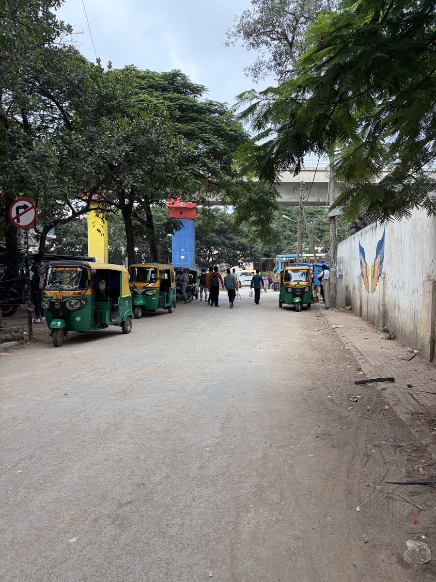 worldnewswall's tweet photo. @BlrCityPolice @blrcitytraffic @krishnabgowda Sir - We the residents of Vaishnavi Nakshatra Apt, Yeshwanthpur are facing daily struggles to enter our own apartment, because of the illegal parking of cabs and autos. There is also a street vendor adding to the trouble. https://t.co/RresRd9Qc7