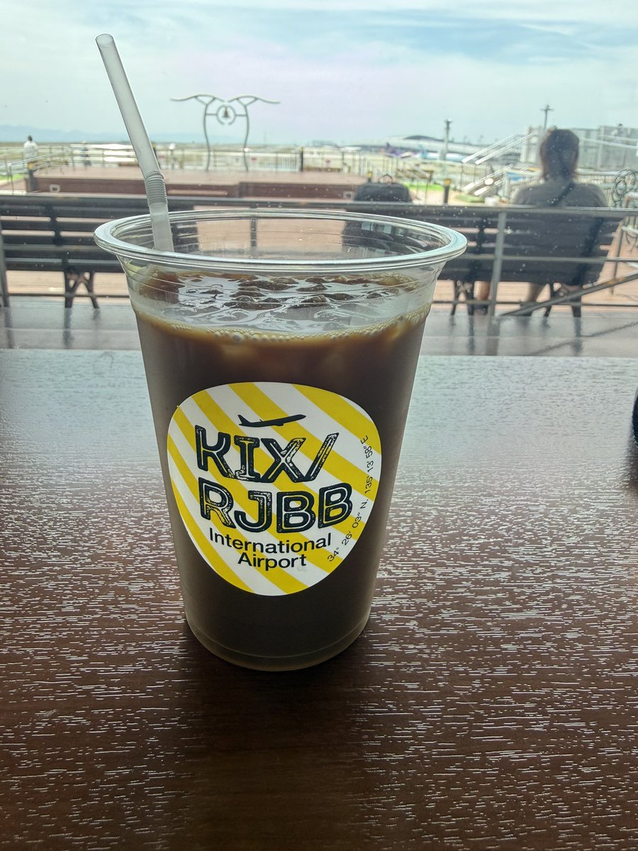 Rrkira2's tweet photo. 二ダボのカウルGET
チャイナ🇨🇳ドレスw
帰りはスカイビューにてコーヒー☕️
展望台なのにあんまり見れん✈️ https://t.co/4PcDsceJ2M
