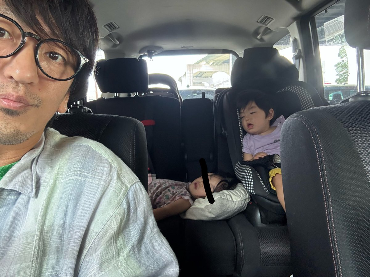 isaomonkey's tweet photo. 父「朝から✈️見に行くか〜」娘「行く〜」こうなるよねぇもう1時間も寝てますわぁ
#あまりに幸せそうに寝てるんで
#父ちゃんは起こせないです
#父ちゃんは暇です https://t.co/jP8QFNJWU6