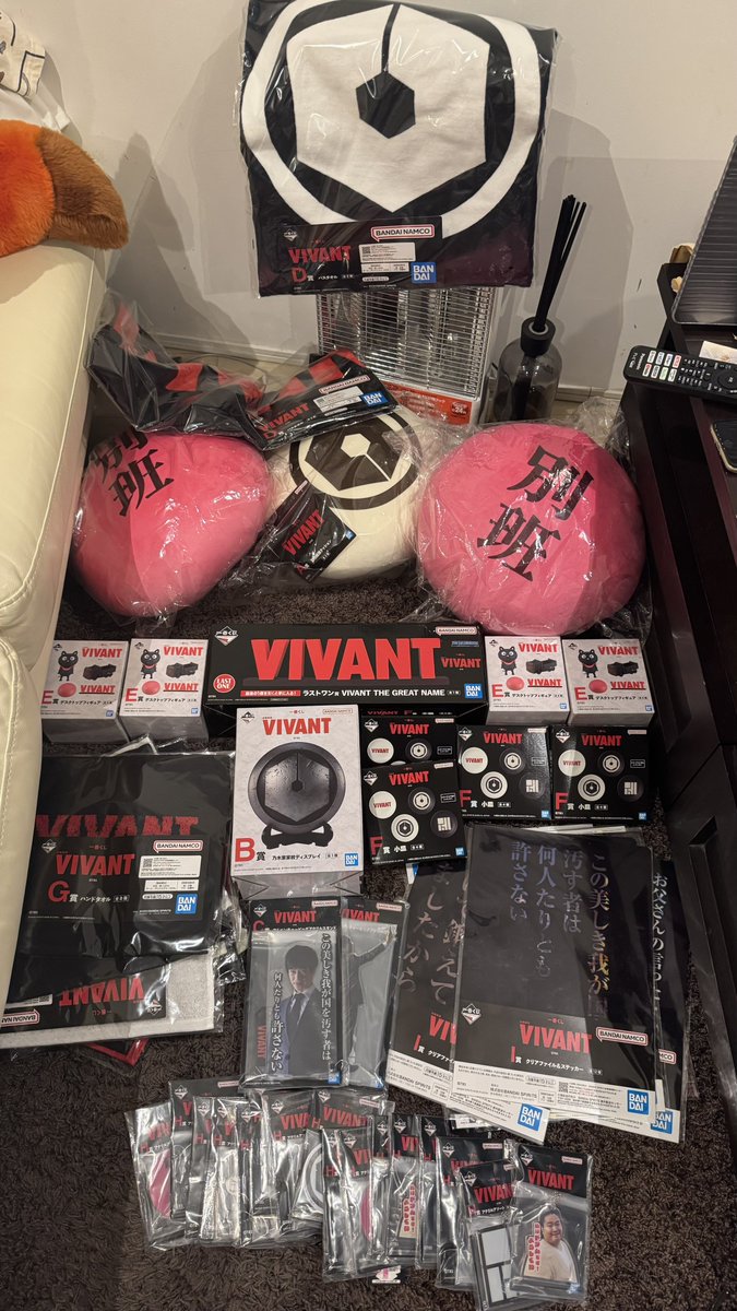 saigo0306's tweet photo. VIVANTの一番くじ B賞の乃木家の家紋が欲しくて10時ちょうどにファミマ行ってくじ引いてたら、いつのまにかラストワン賞までたどり着いてました。。 https://t.co/EF0Mz651z1