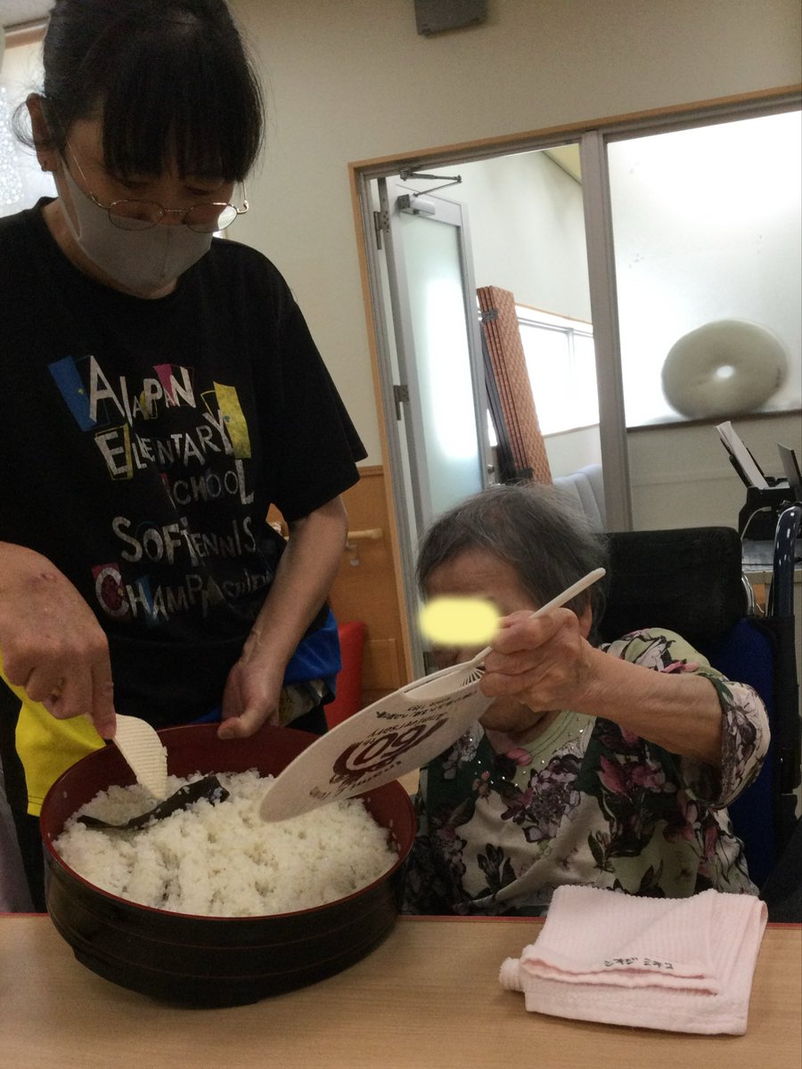 carrefour_inami's tweet photo. 新館特養で、手作りの鯖寿司に挑戦しました✨
鯖は調合した酢でしっかりしめ、ご飯は皆さんで団扇を使って順番にあおいでもらいました😆
アセの葉で包んで仕上げてくれたのは、料理上手なNさん😌お祭りのたびに鯖寿司を作られていたそうです😊
#カルフール印南　#介護施設　#特養　#鯖寿司　#印南町 https://t.co/DqqGYBZBOe