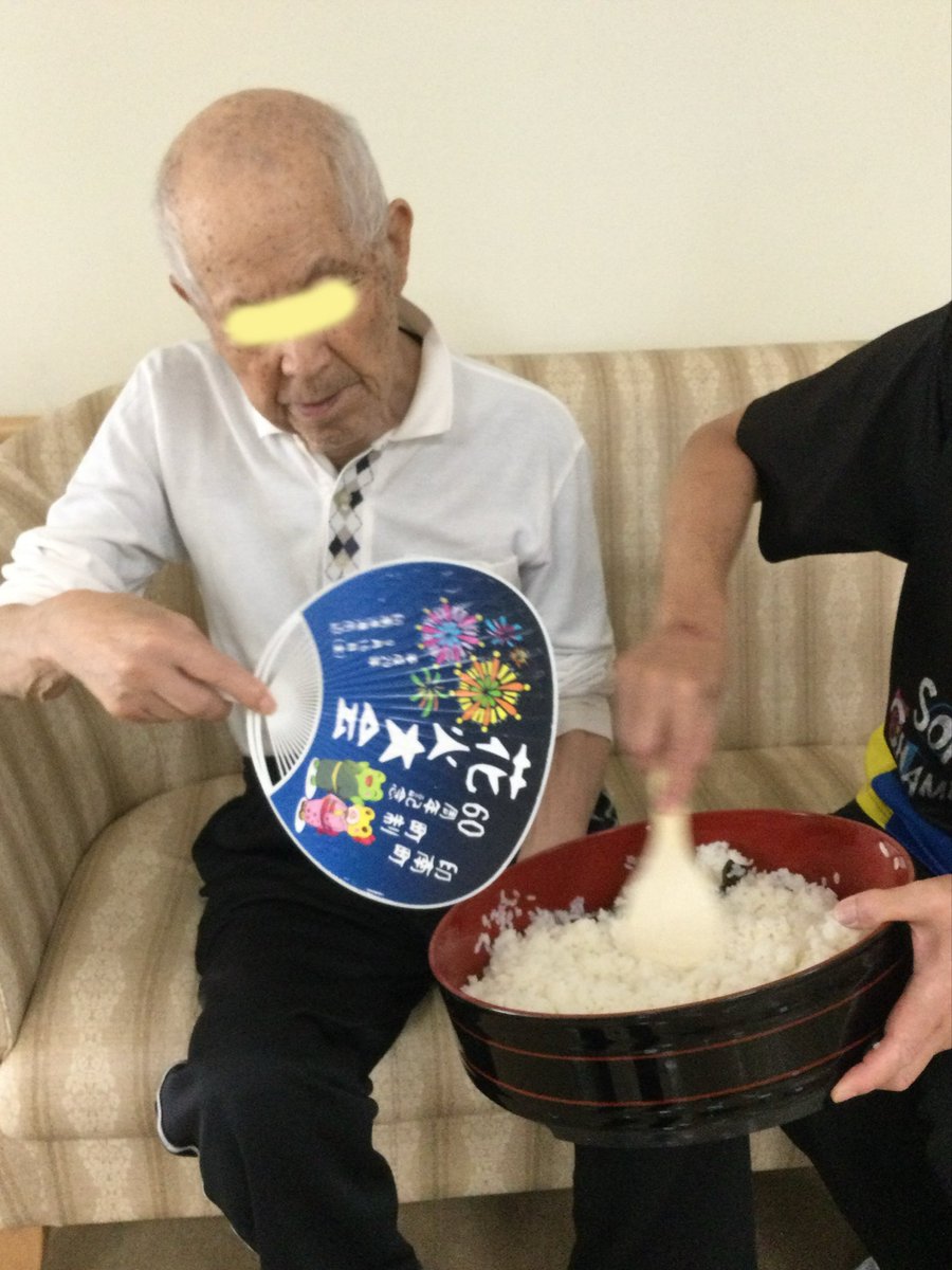 carrefour_inami's tweet photo. 新館特養で、手作りの鯖寿司に挑戦しました✨
鯖は調合した酢でしっかりしめ、ご飯は皆さんで団扇を使って順番にあおいでもらいました😆
アセの葉で包んで仕上げてくれたのは、料理上手なNさん😌お祭りのたびに鯖寿司を作られていたそうです😊
#カルフール印南　#介護施設　#特養　#鯖寿司　#印南町 https://t.co/DqqGYBZBOe