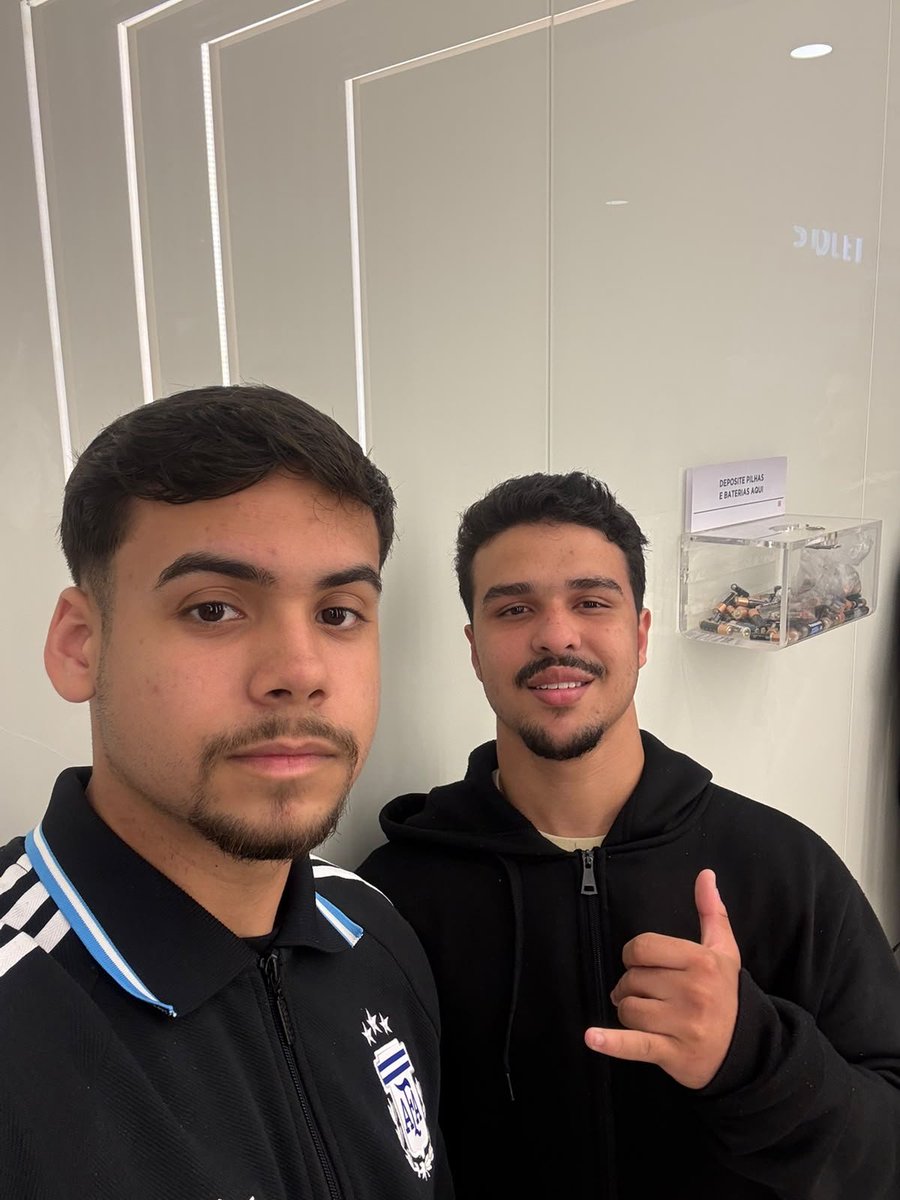 JLima19284's tweet photo. irmão!❤️ (nem parece que tá os dois fudidos pelo msm motivo kkkkk) https://t.co/szdJaYDx9b