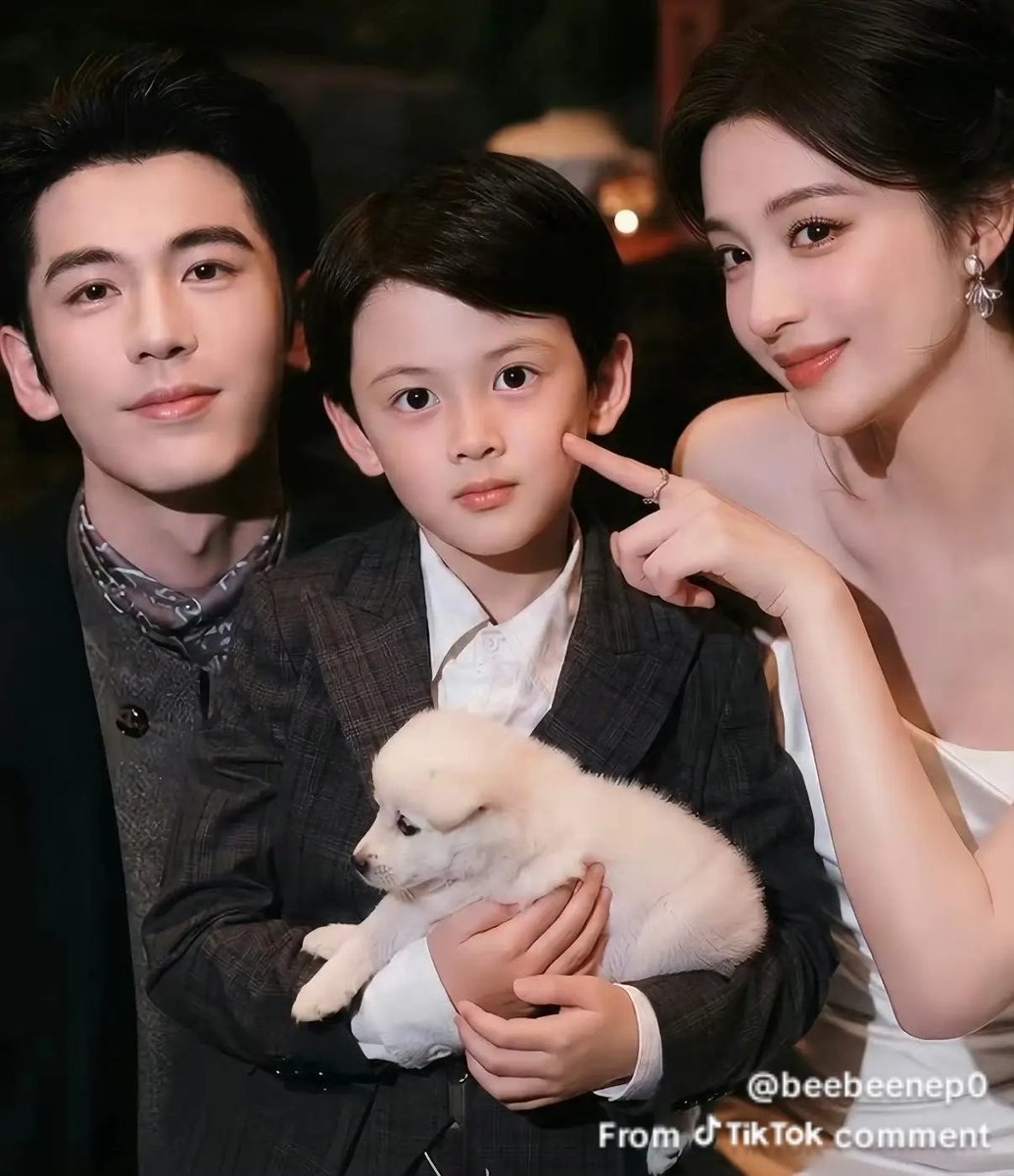 theluneszenith's tweet photo. I cannot wait until they give us an actual family photo because we are tired of living on edits 😭😭😭 

#overdo https://t.co/PlMy8DCcK0