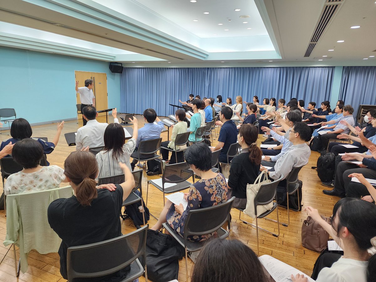 JCDA_since1963's tweet photo. 昨日、JCDAコーラスアカデミー第4期「第2回合唱指揮法講座<基礎確認編>」は前回を上回る60名ほどの皆様にご参加いただき、無事終了いたしました！

第1回の復習から始まり、今回は受講生に課題曲「もみじ」を実際に振っていただき、聴講生の皆様には歌っていただきながら、講師の名島啓太先生による分かりやすく楽しいレッスンの時間となりました。

受講生の皆様が、緊張されながらも、とても生き生きと指揮されていたのがとても印象的でした。

ご参加くださった皆様ありがとうございました！