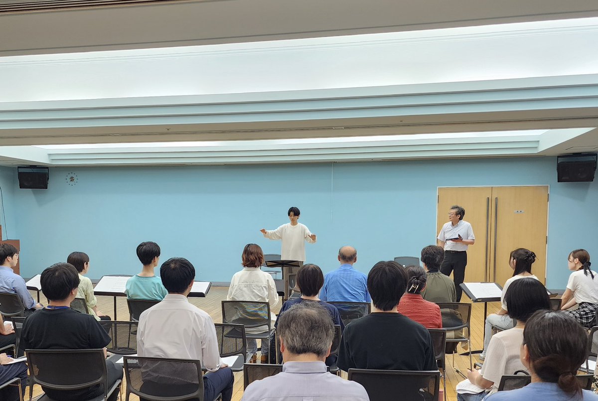 JCDA_since1963's tweet photo. 昨日、JCDAコーラスアカデミー第4期「第2回合唱指揮法講座<基礎確認編>」は前回を上回る60名ほどの皆様にご参加いただき、無事終了いたしました！

第1回の復習から始まり、今回は受講生に課題曲「もみじ」を実際に振っていただき、聴講生の皆様には歌っていただきながら、講師の名島啓太先生による分かりやすく楽しいレッスンの時間となりました。

受講生の皆様が、緊張されながらも、とても生き生きと指揮されていたのがとても印象的でした。

ご参加くださった皆様ありがとうございました！