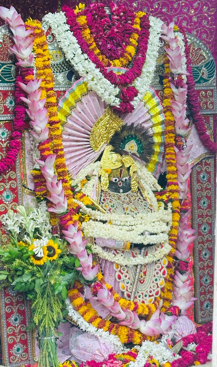 apkaSunny1998's tweet photo. 🌸🌸 श्रावण मास में श्री गोवर्धन धाम पहुंच कर श्री गिरिराज जी महाराज की परिक्रमा कर प्रभु का आशीर्वाद लिया🌸🌸 https://t.co/FojC8bCzpK