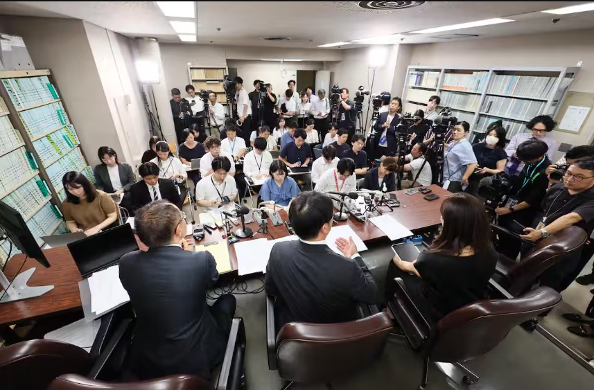 Schwalbe_Kikka's tweet photo. 辺野古沖で亡くなった武石知華さんの両親の記者会見があったが、社会的に高い関心を集め、公益性の高い記者会見が、霞が関司法記者クラブの狭い部屋で行われた。公益性が殆どないColaboの記者会見が広い衆院議員会館で行われた事と比較してメディアの党派性による協力具合の格差に憤りを感じる https://t.co/tOTABN2UdU
