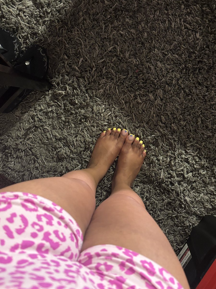 pussewetaf's tweet photo. Looking down never looked so good ✨                                                                                      #FootContent #PrettyToes #YellowNails #FootModel #Feet #Pedicure #ToeRings #FootPhotography #SoftAesthetic #FootLover https://t.co/bhtHpoUmHM