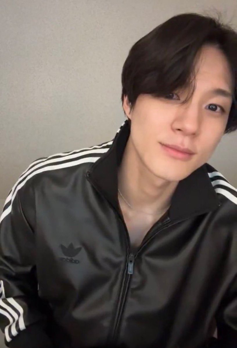 캡 tweet media