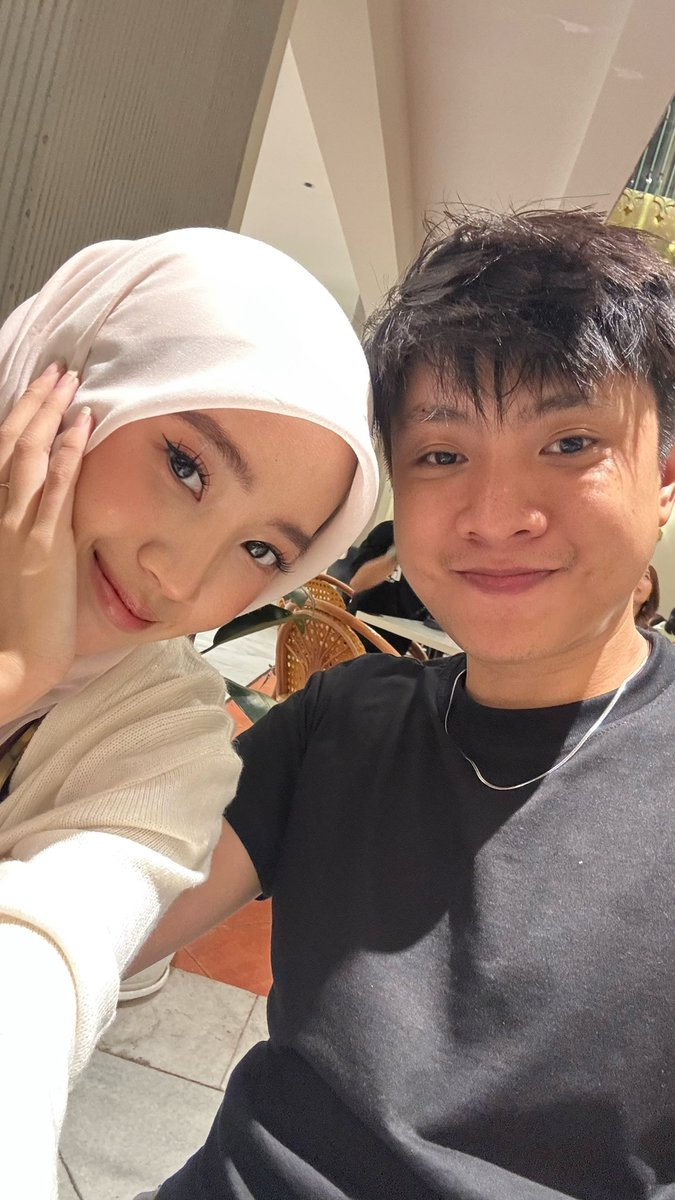 FarisKurn's tweet photo. national girlfriend day https://t.co/v7y31PwJmS