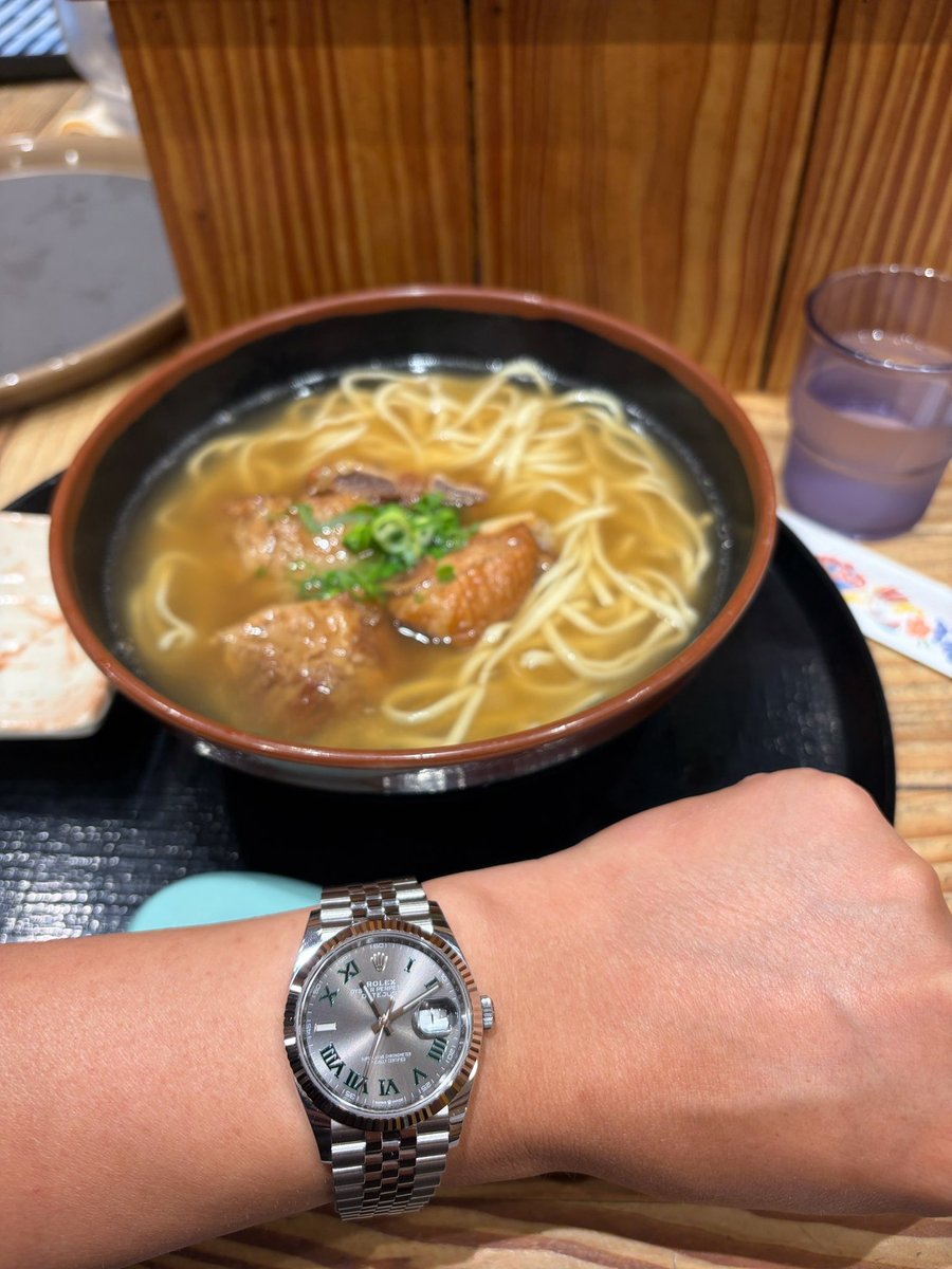 rolexsota's tweet photo. 混む前に早めのランチ🍜
スレート文字盤半端なくよい色味だが撮るの難しすぎる😅 https://t.co/jdszOL7uST