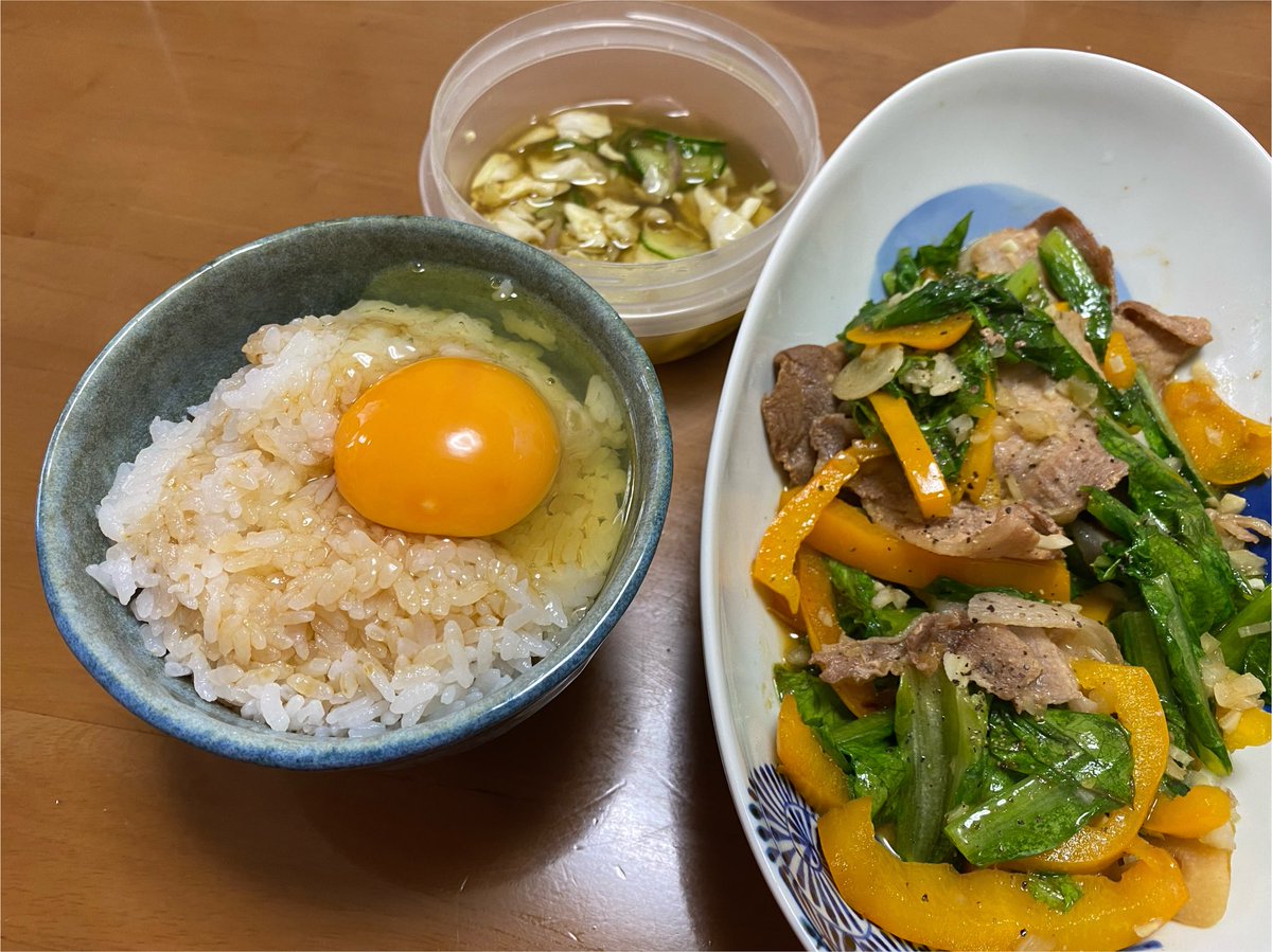AlbertKK's tweet photo. お昼はらでぃっしゅぼーやの平飼い鶏卵で卵かけご飯、油麦菜とパプリカ、豚バラ炒め、浅漬け。美味かった！ https://t.co/DLXpKZofLn