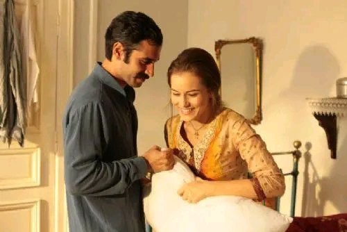 Ema_evcen's tweet photo. #veda
Mehmet Aslantuğmehmet rişat .Kendisi aynı zamanda Kemal'in dayısı gibidir.  
*Fahriye Evcen*, sarayda evlat edinilen yetim kız **Mehpare** rolünde.  
**Burak Yaman Türk** ise, büyük paşanın akrabalarından olan ailenin  *Kemal * rolünde.
#burakyamanturk #fahriyeevcen https://t.co/jrNUBytOnY