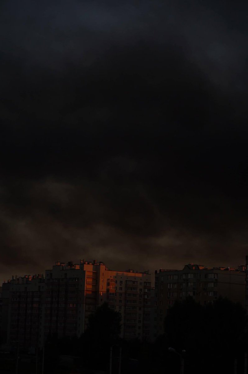 lebooplanet's tweet photo. 1 серпня. Ранок не добрий. 
Не спала всю ніч. Дивлюсь у вікно. Жахливо. Надіюсь всі живі. https://t.co/vQnAcZH2jd