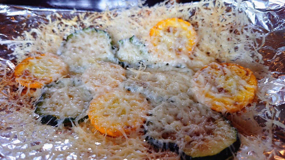 sekaijuile's tweet photo. ＼ 🧀 夏野菜とチーズの絶品メニュー！ 🥒 ／
​イベント限定メニュー**「ズッキーニのチーズ乗せ焼き」**をご紹介します✨
​香ばしく焼き上げたズッキーニの上に、たっぷりとチーズをすりおろし、さらにじっくり焼き上げました！ https://t.co/tYp9rBbx0d