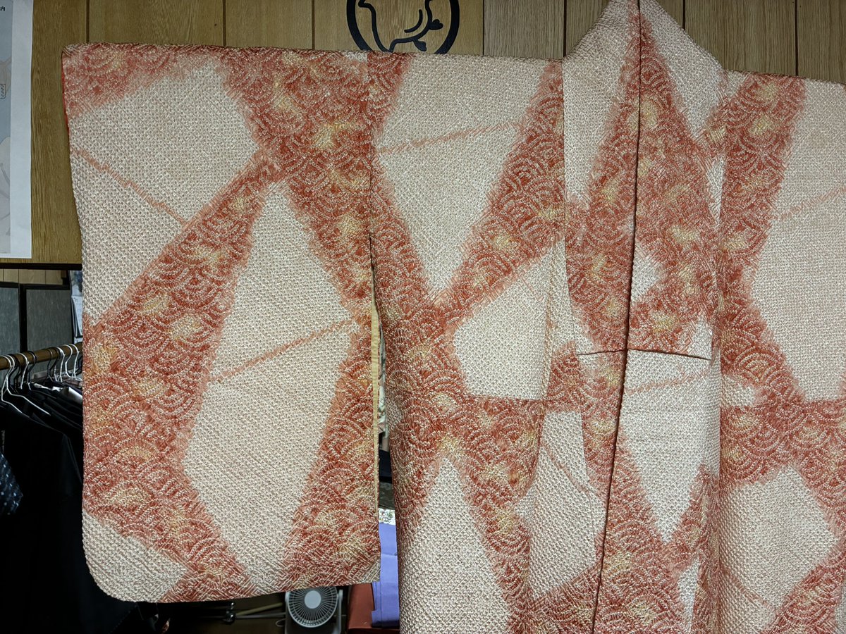hibari4223's tweet photo. 総絞りのお着物
袖丈が64センチと長いので
豪華&amp;フリフリというとても目を惹くお仕立て！

#古着着物
#リサイクル着物
#柏市
#柏駅西口
#さんもじ https://t.co/BM0SSMAWCQ