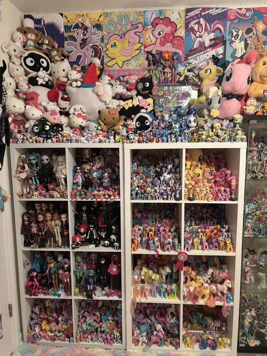 texcritter's tweet photo. staring at this knowing full well i have to move in a few months https://t.co/BvmR7n9lhQ