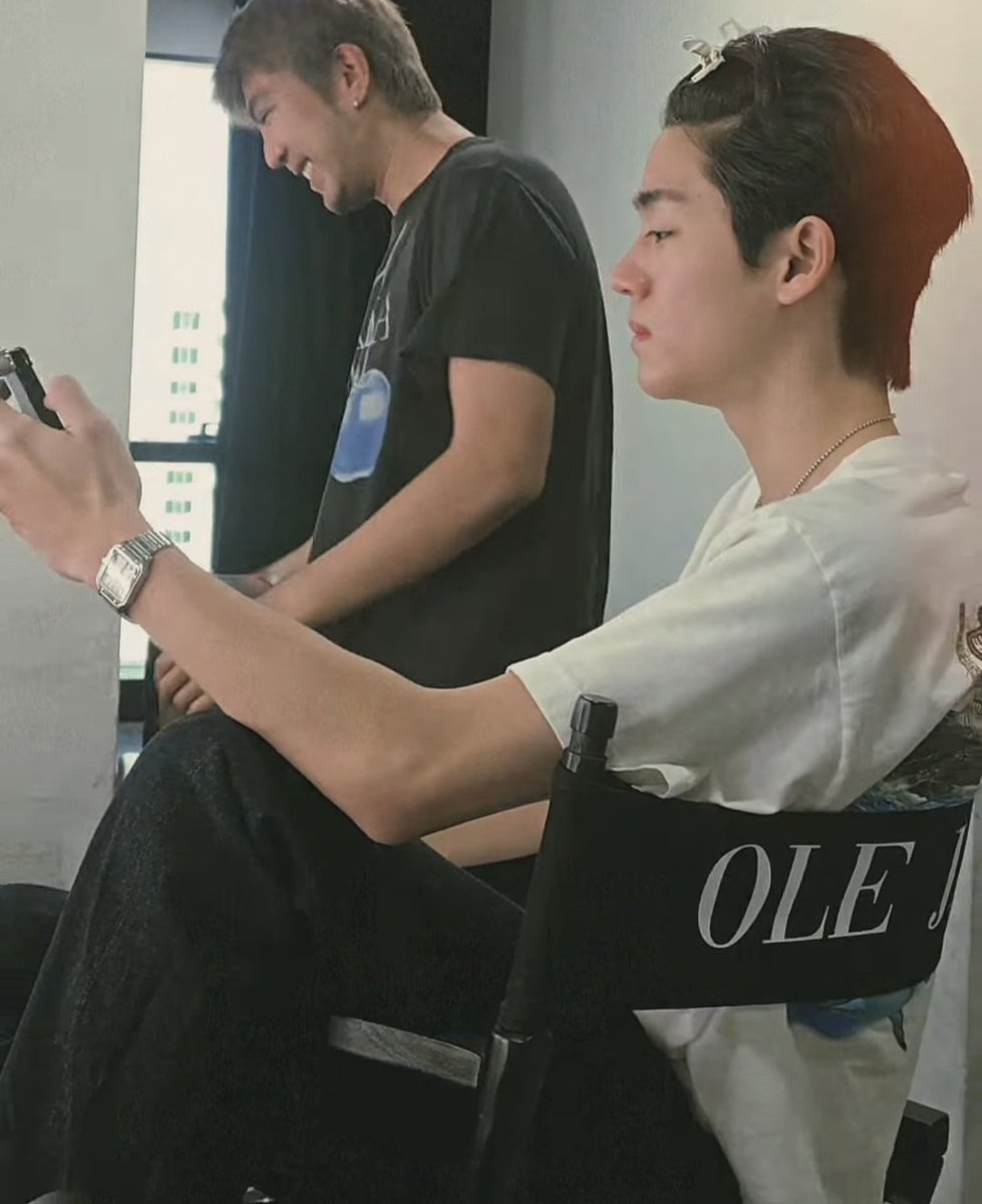 kanokwanmm's tweet photo. นั่งแต่งหน้าแบบธรรมดาป้ะ https://t.co/aBbPbjhLc0