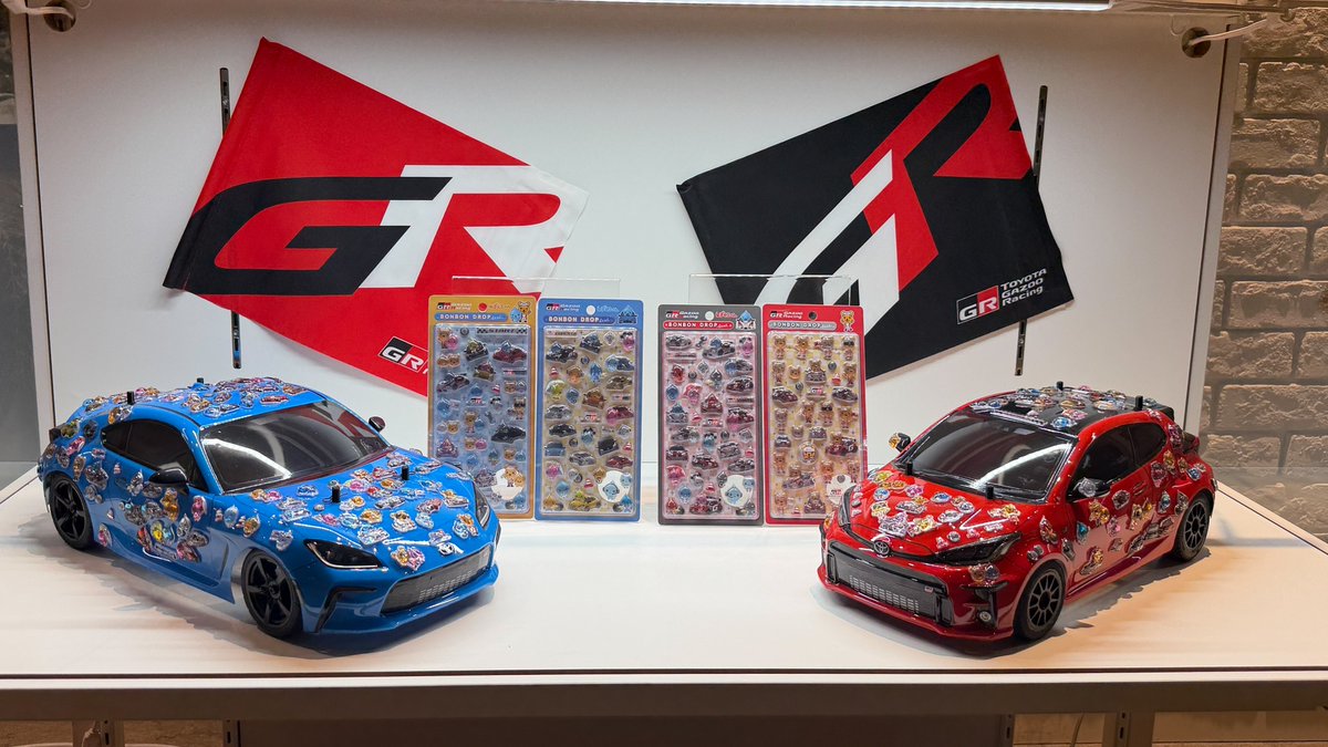 TOYOTA_GR's tweet photo. ／／／
ボンボンドロップシール×GAZOO Racing💧🏎️
コラボレーションが実現！✨
＼＼＼

くま吉やしずくちゃんがGRのクルマに乗った特別なシール💓
発売に関する詳細は続報をお楽しみに！

#ボンボンドロップシール
#GAZOORacing https://t.co/qgxzrYoPNo