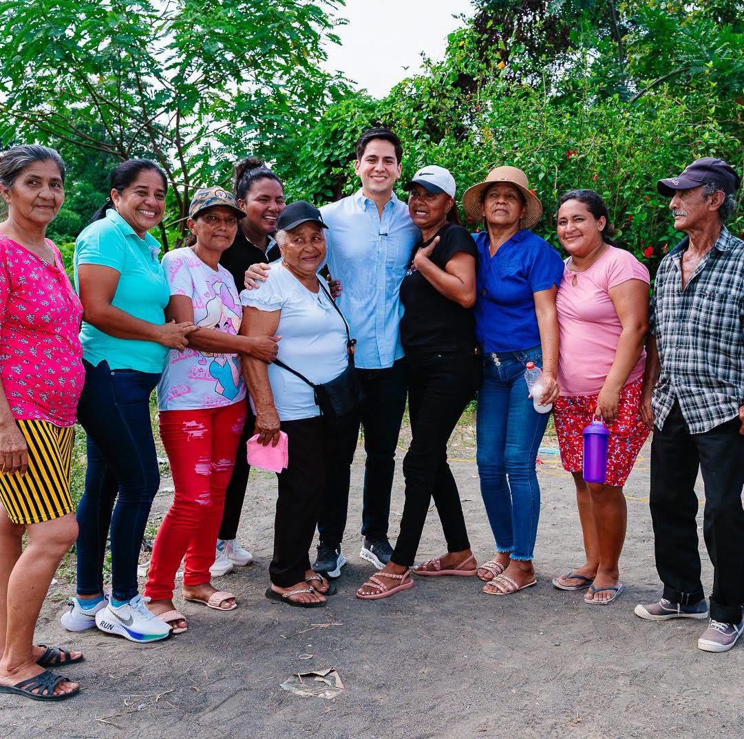 johnnyteranb's tweet photo. Junto a las familias de La Macarena mantuvimos un conversatorio para escuchar sus necesidades y conocer de cerca las principales inquietudes de la comunidad.

Estos espacios nos permiten dialogar, compartir ideas y seguir trabajando junto a nuestra gente. https://t.co/Ycl0eKuUyE